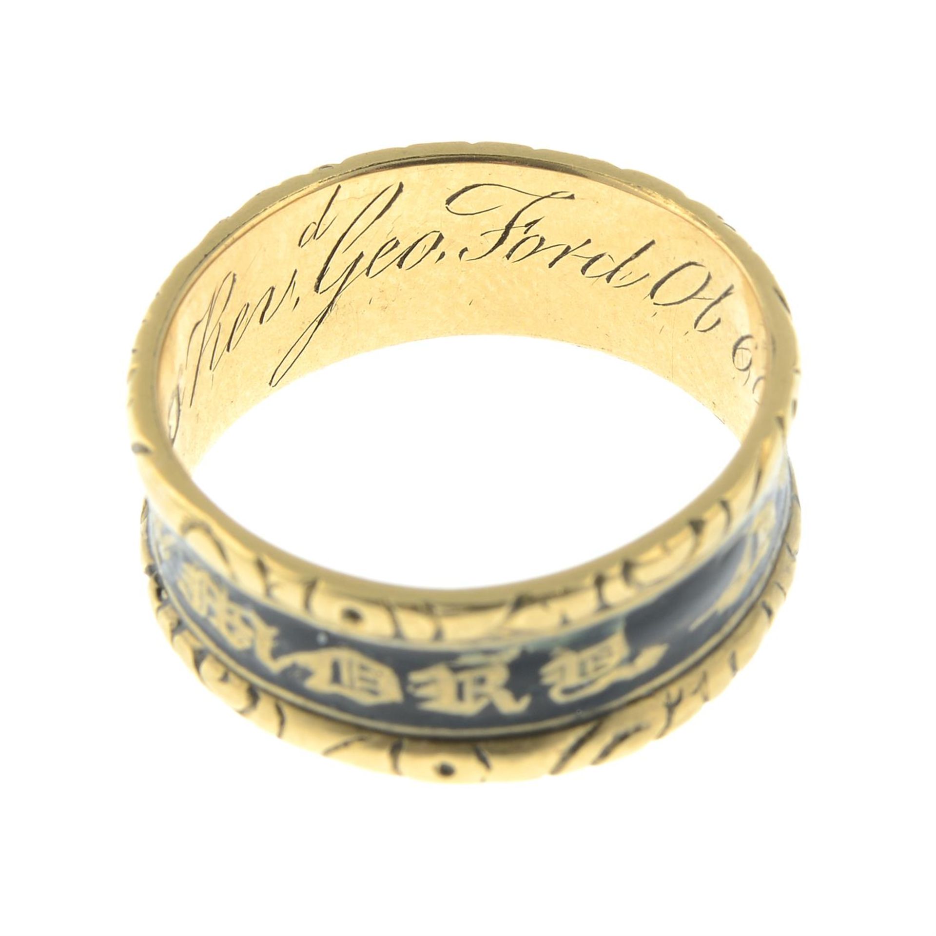 A late Georgian 18ct gold black enamel 'In Memory Of' mourning band ring. - Image 3 of 5