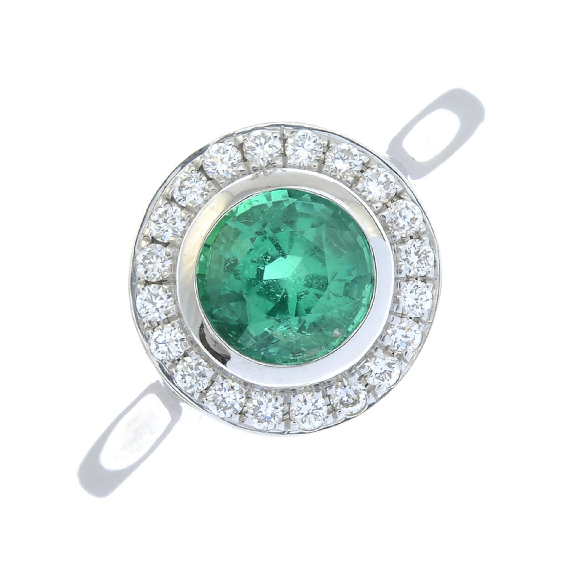 An emerald and brilliant-cut diamond cluster ring. - Image 2 of 5