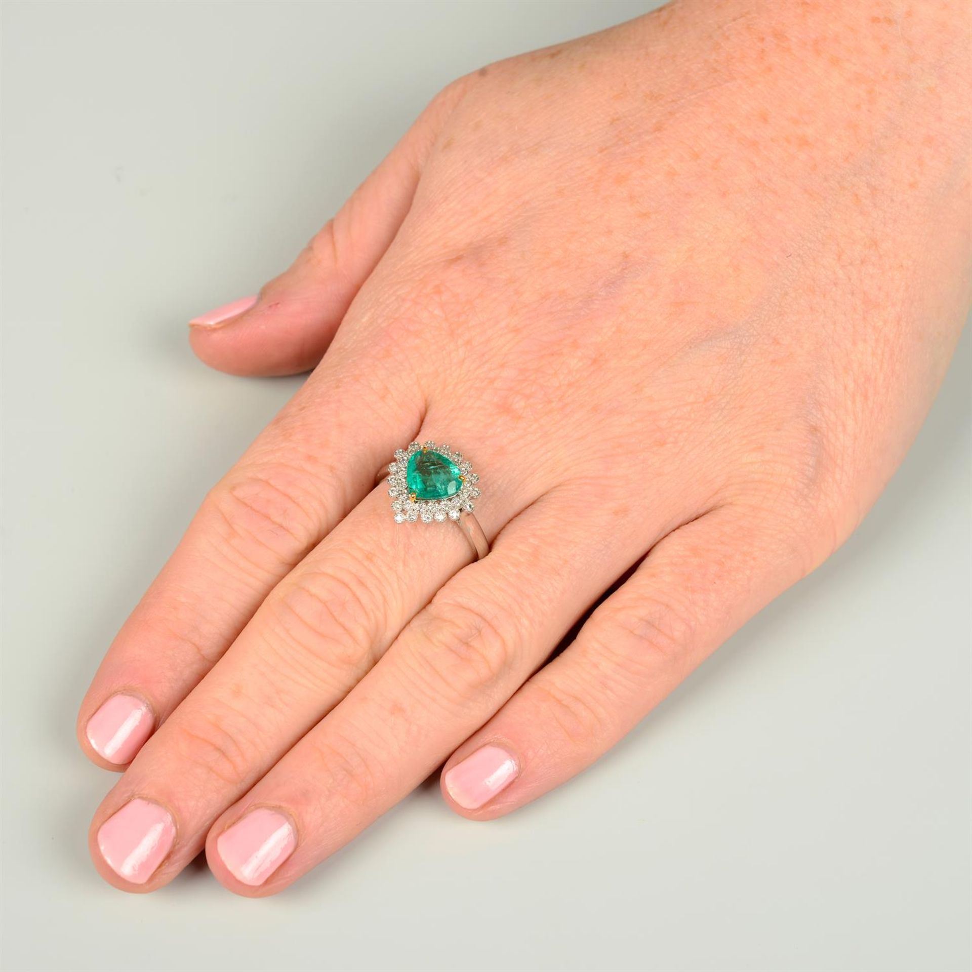 An emerald and brilliant-cut diamond dress ring. - Image 5 of 5