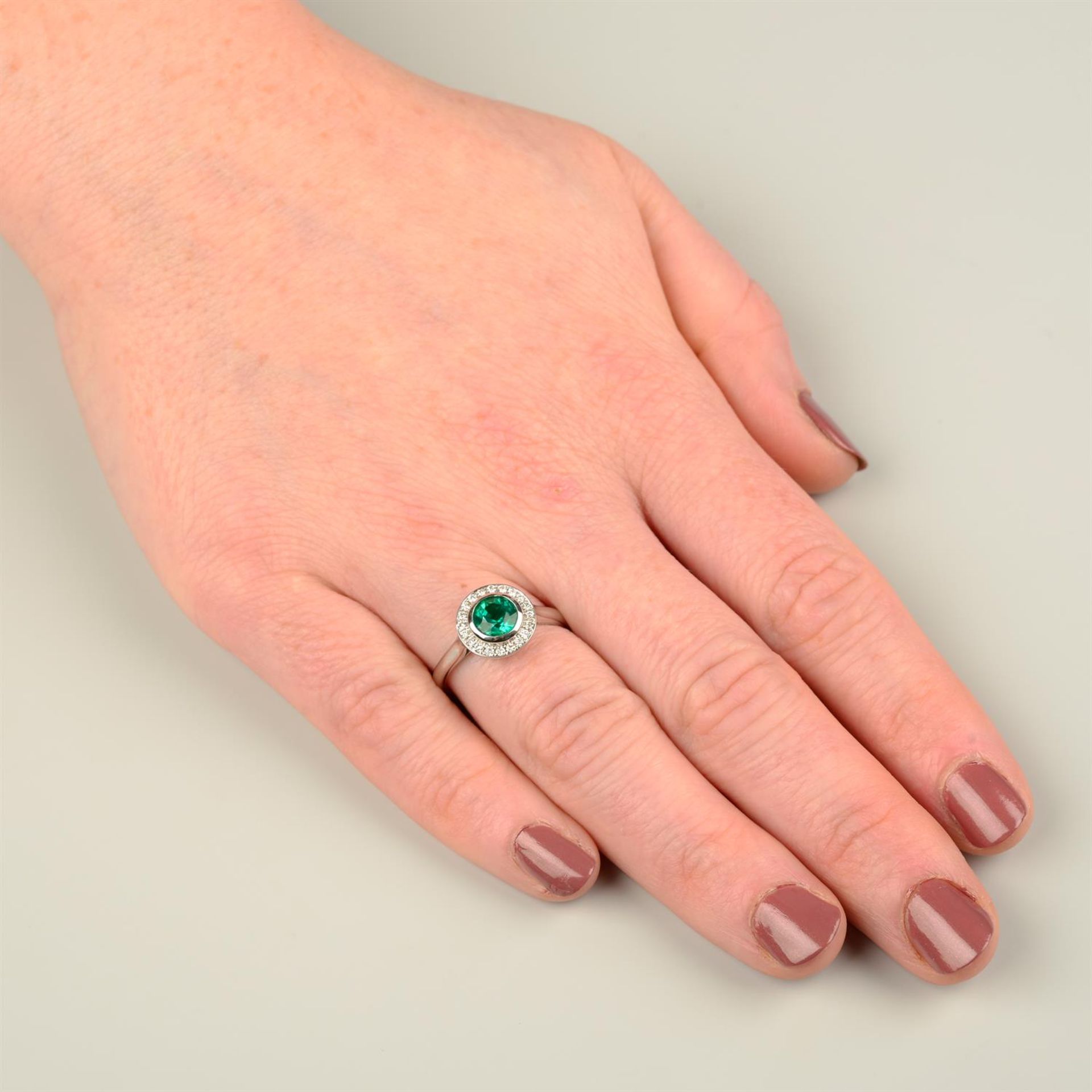 An emerald and brilliant-cut diamond cluster ring. - Image 5 of 5