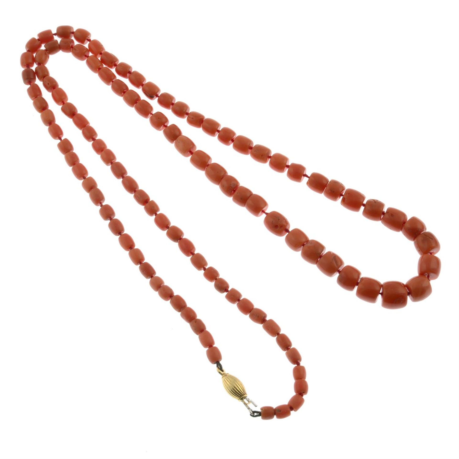 A graduated coral bead single-strand necklace, with grooved barrel clasp. - Image 2 of 3