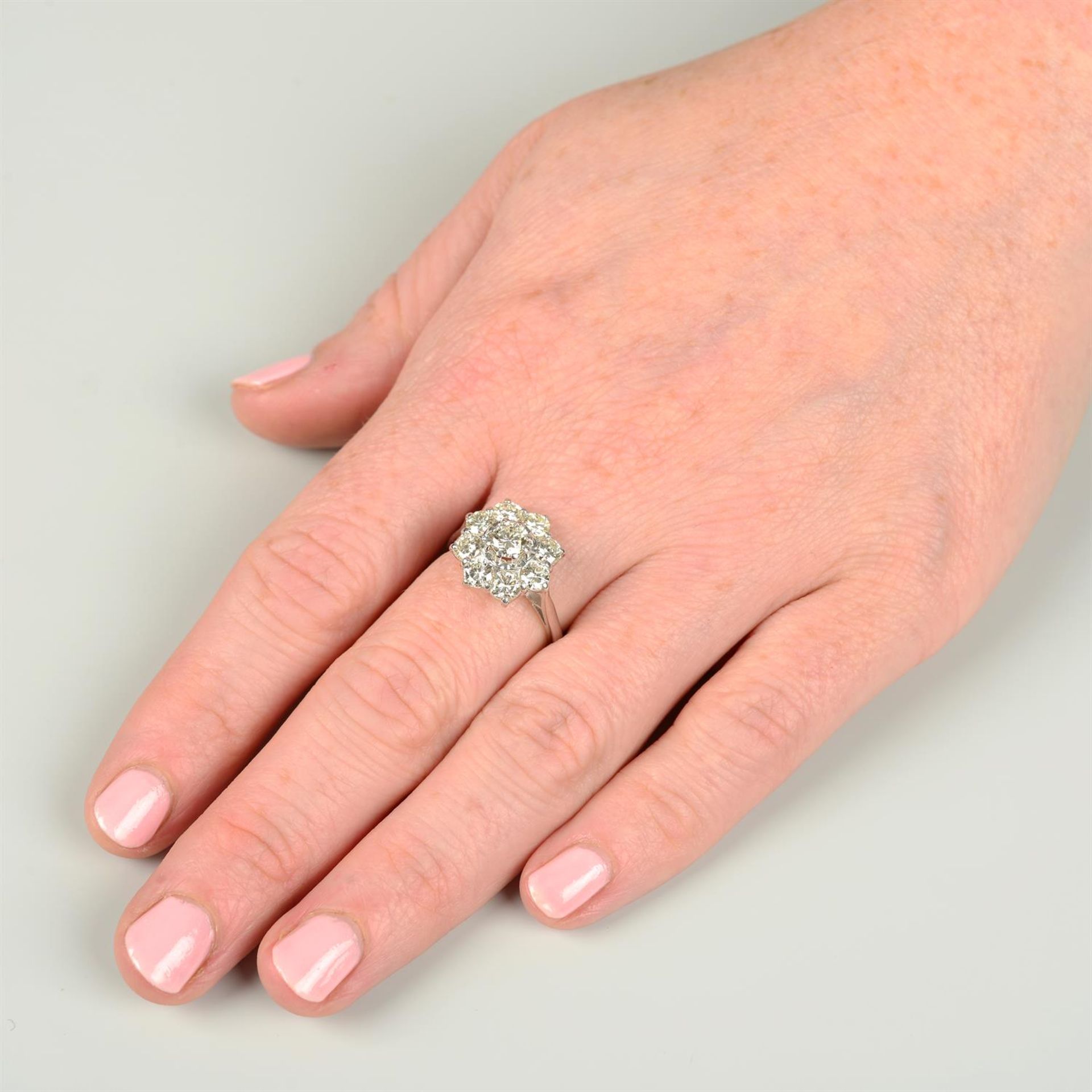 A brilliant-cut diamond cluster ring. - Image 5 of 5