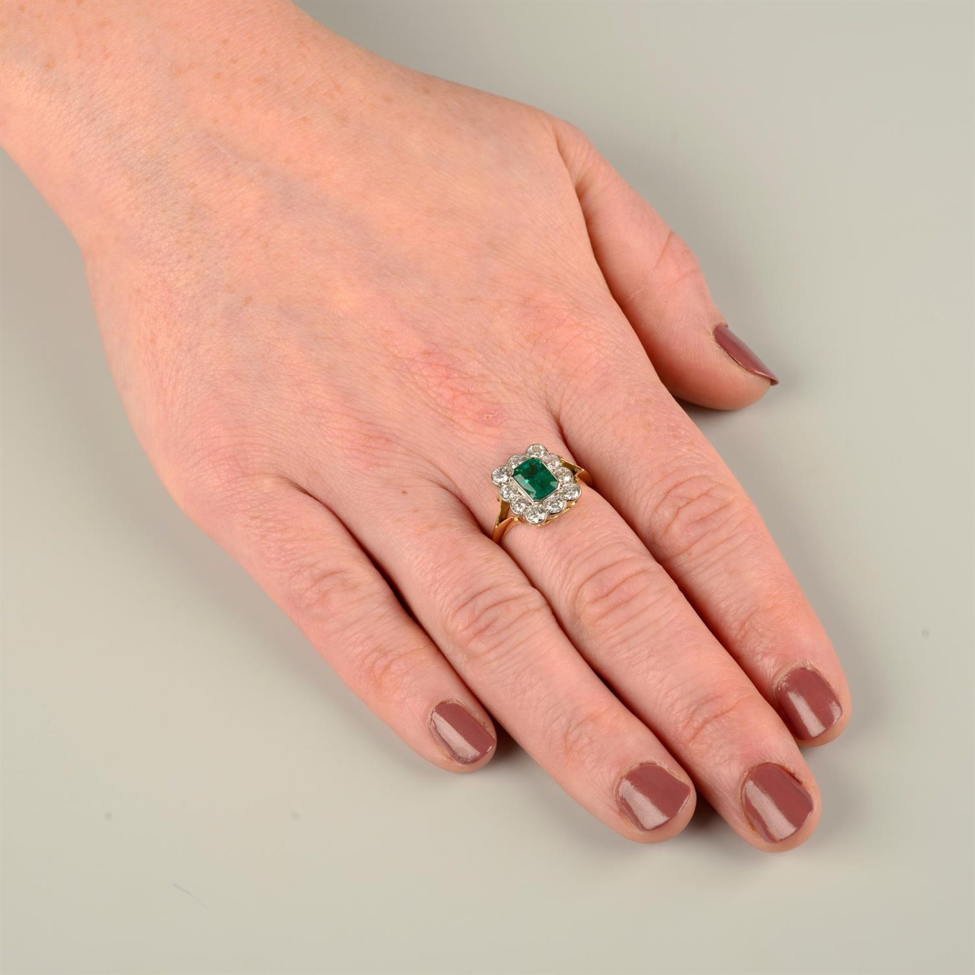 An emerald and brilliant-cut diamond cluster ring. - Image 5 of 5