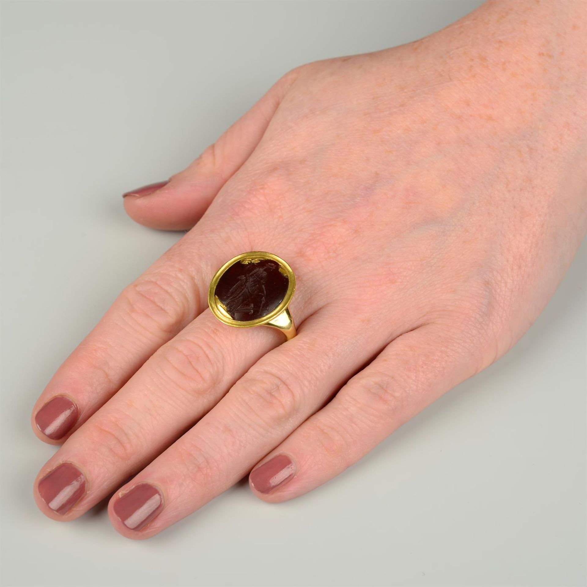 A Roman 1st century carnelian intaglio, in later 18ct gold ring mount, possibly carved to depict - Image 5 of 5