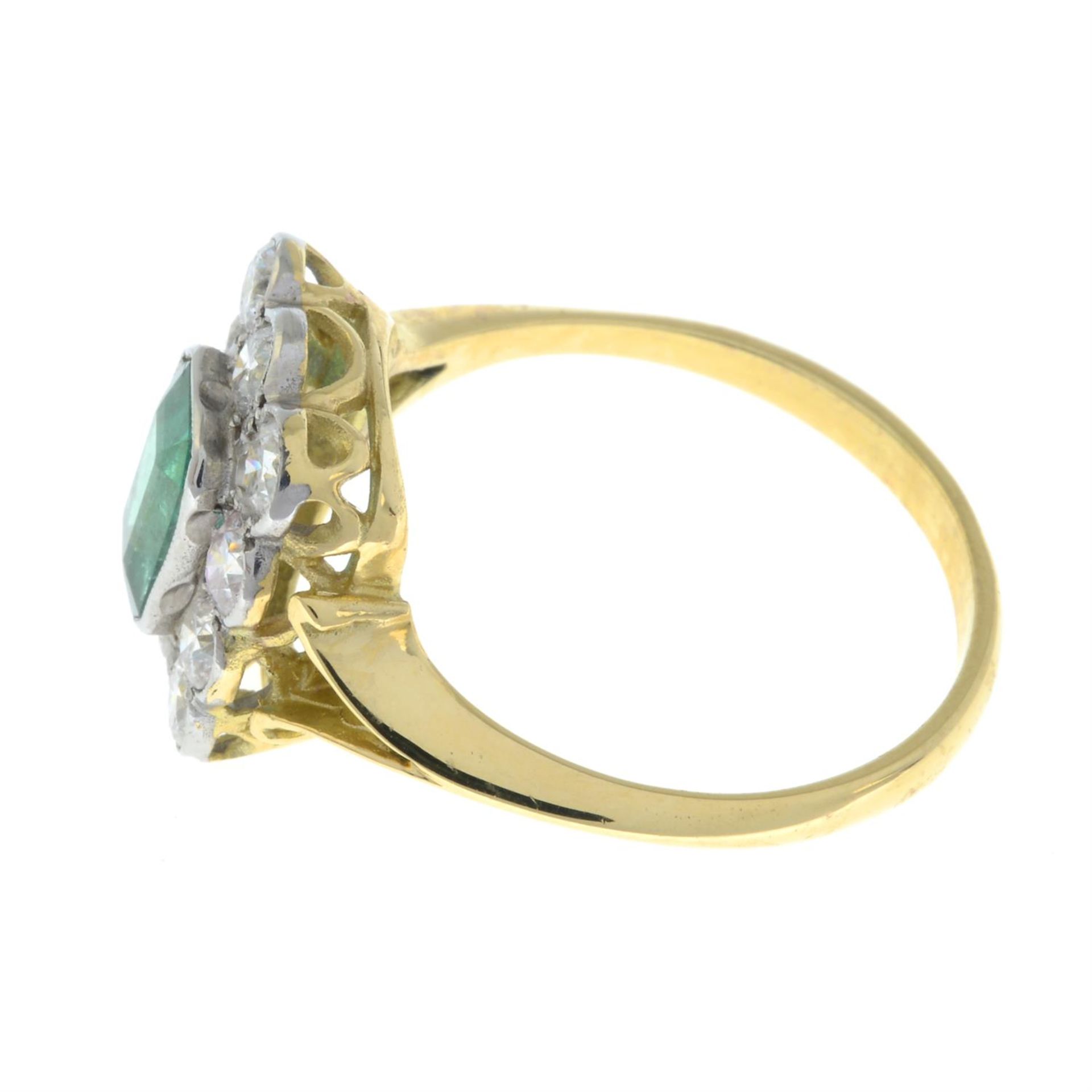 An emerald and brilliant-cut diamond cluster ring. - Image 4 of 5