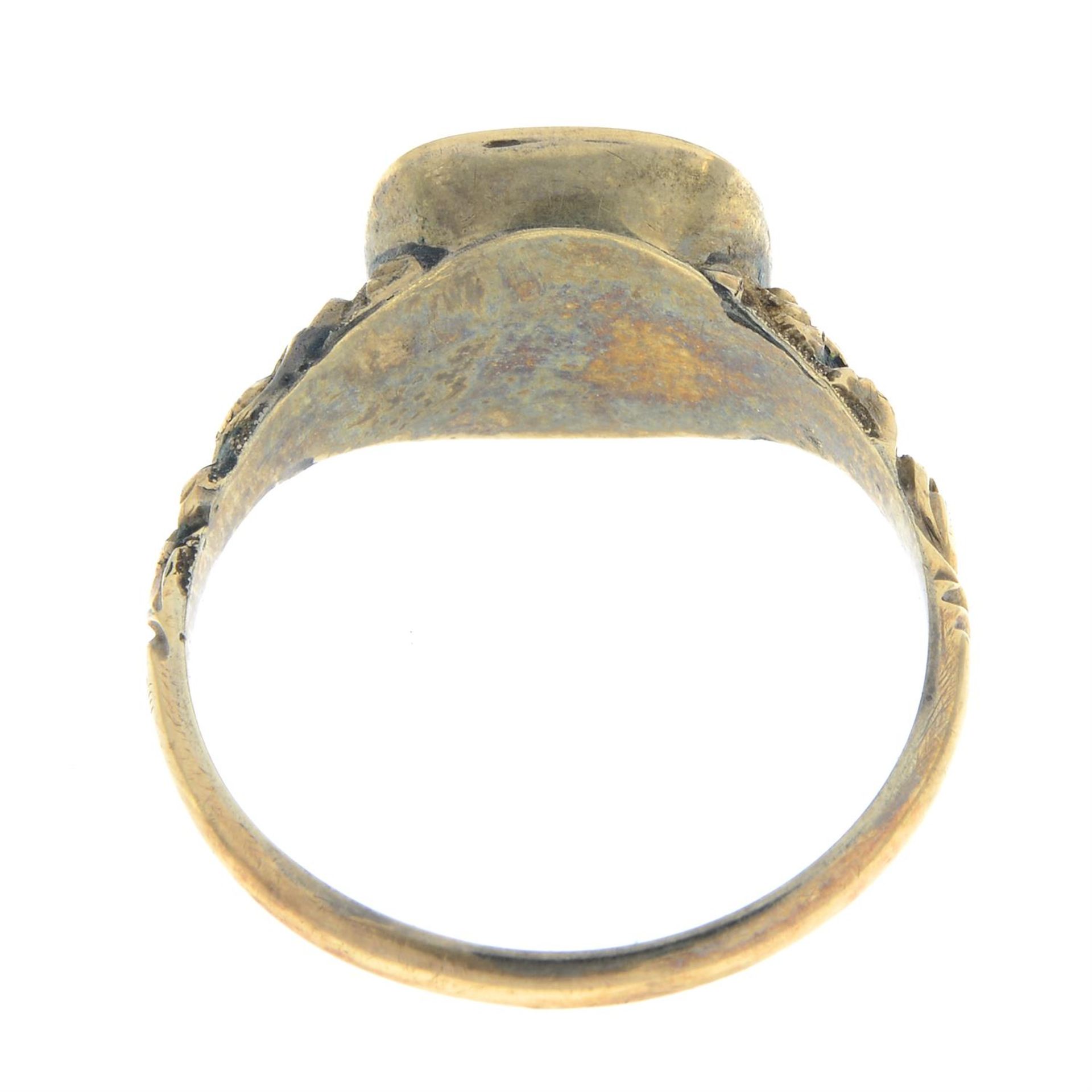 An early to mid 19th century gold agate intaglio signet ring, carved with a crest of a lion holding - Image 3 of 6