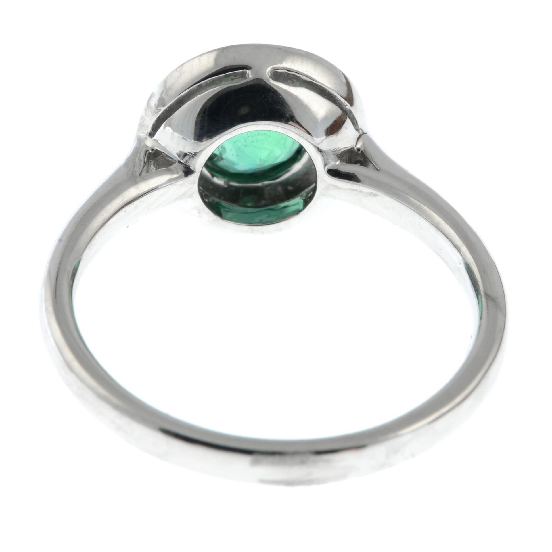 An emerald and brilliant-cut diamond cluster ring. - Image 4 of 5