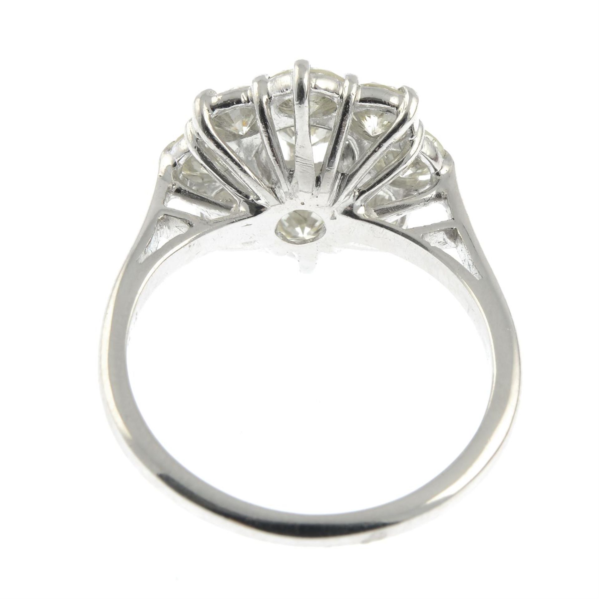 A brilliant-cut diamond cluster ring. - Image 4 of 5