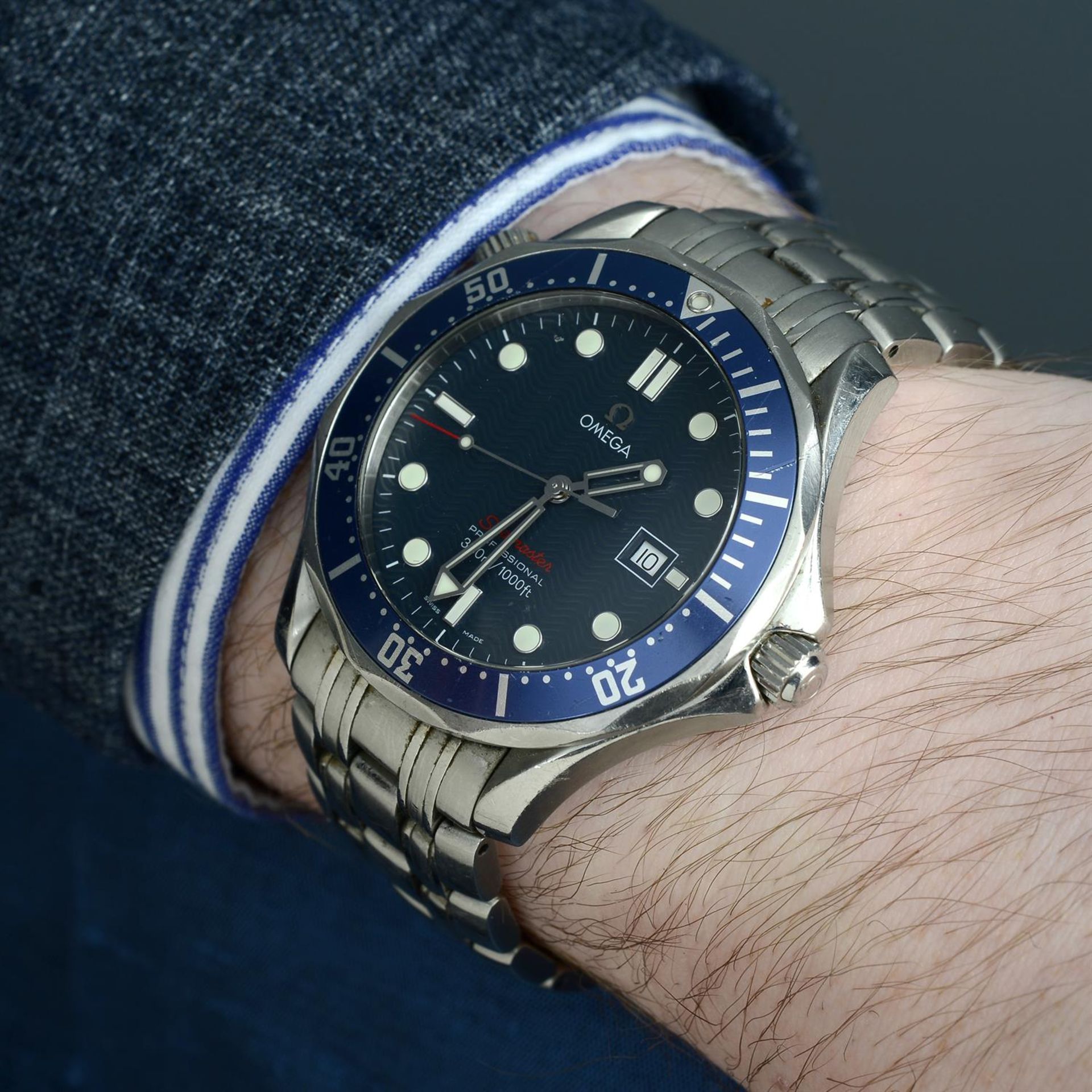 OMEGA - a stainless steel Seamaster Professional 300M bracelet watch, 40mm. - Image 6 of 7