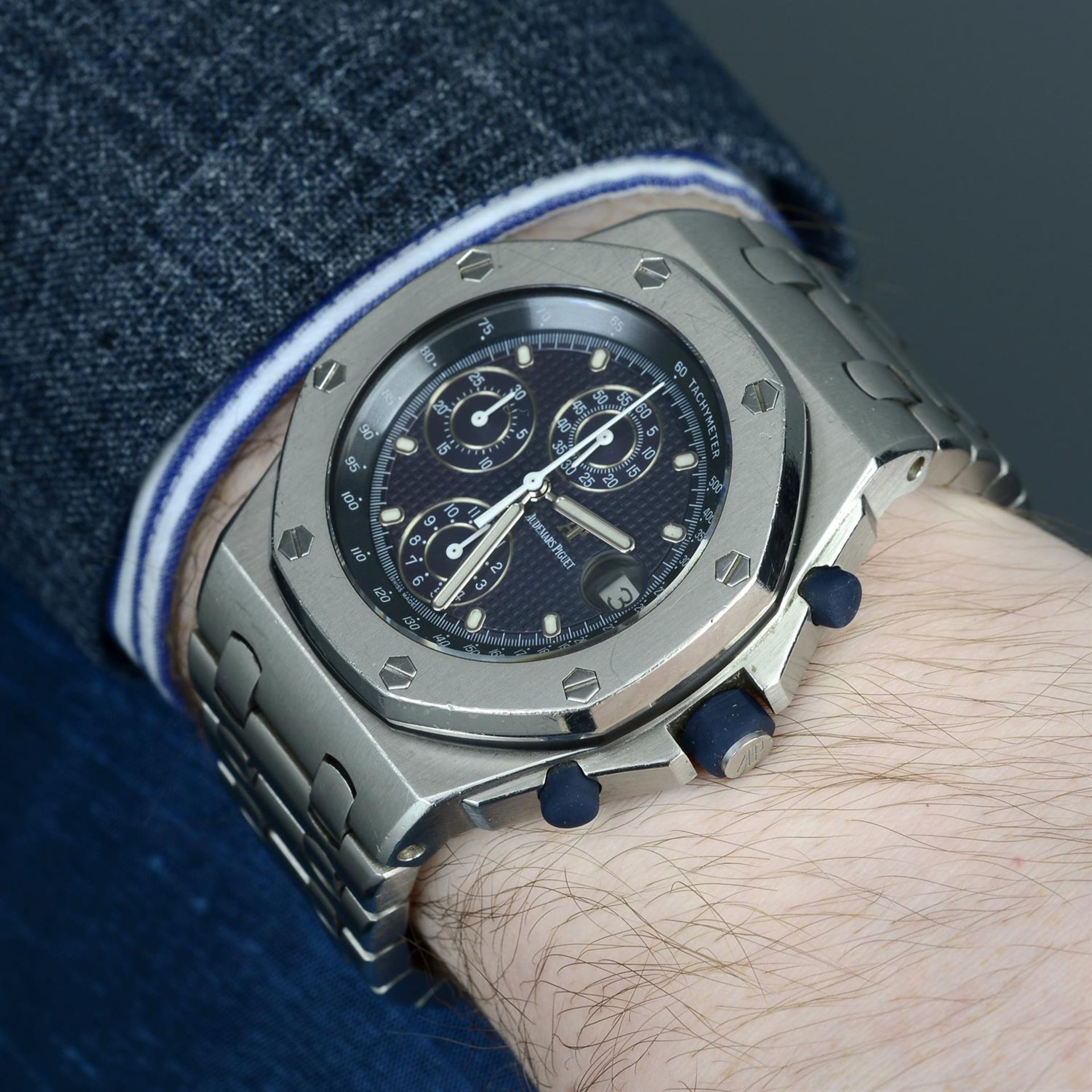 AUDEMARS PIGUET - a stainless steel Royal Oak Offshore chronograph bracelet watch, 42mm. - Image 6 of 6
