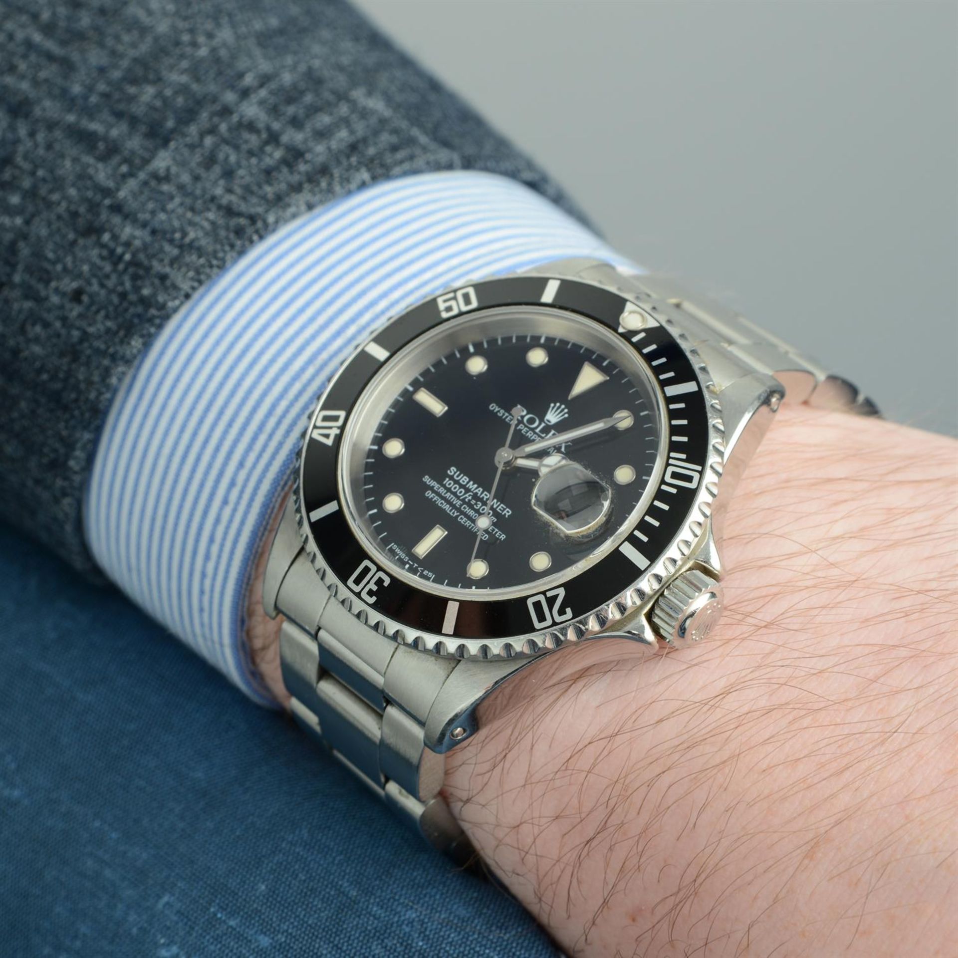 ROLEX - a stainless steel Oyster Perpetual Submariner bracelet watch, 40mm. - Image 5 of 6