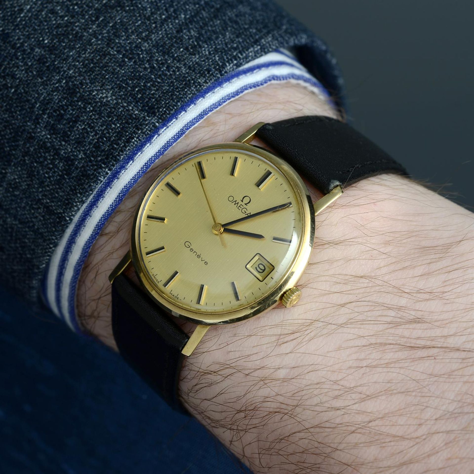 OMEGA - a yellow metal Genève wrist watch, 33mm. - Image 5 of 6