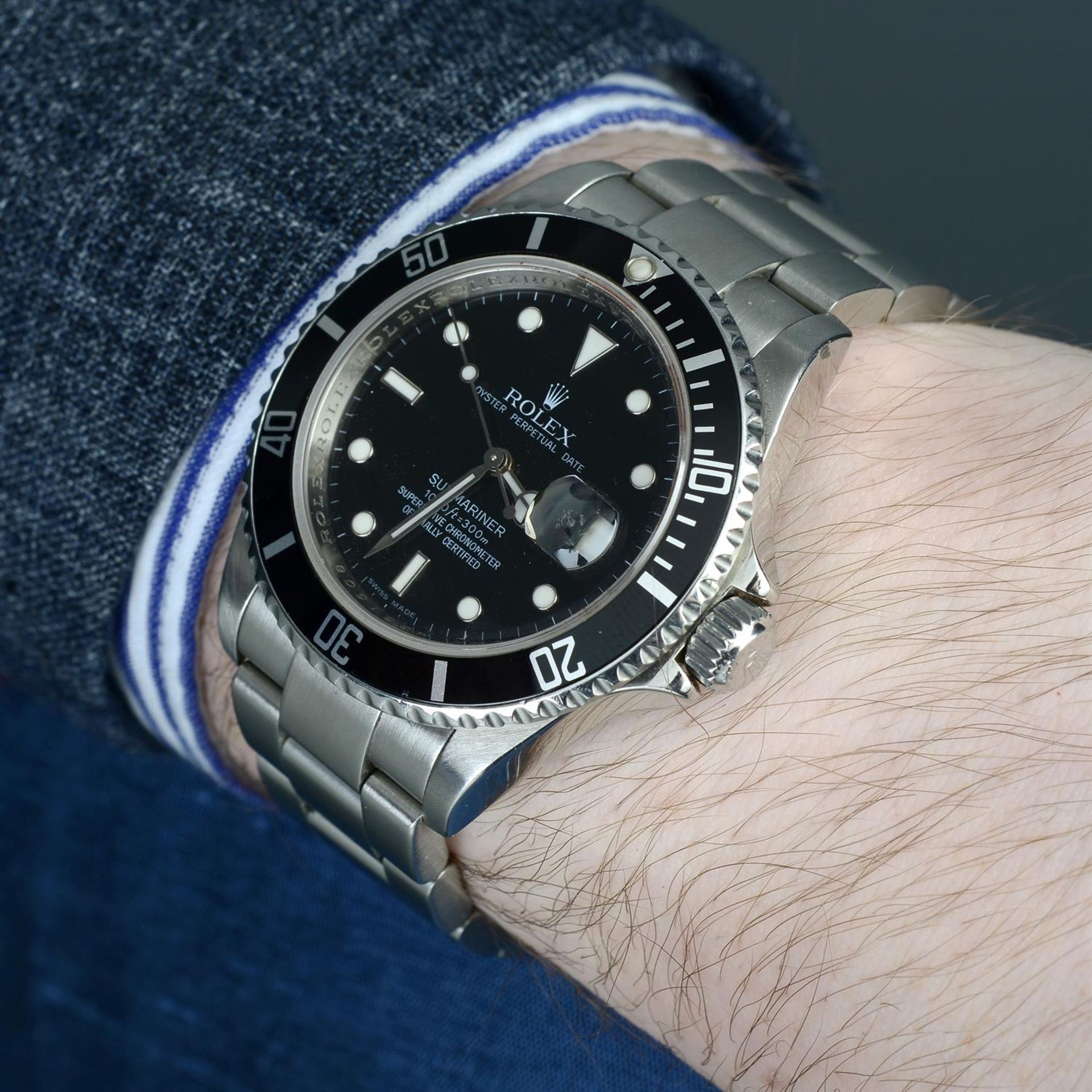 ROLEX - a stainless steel Oyster Perpetual Submariner bracelet watch, 40mm. - Image 5 of 5