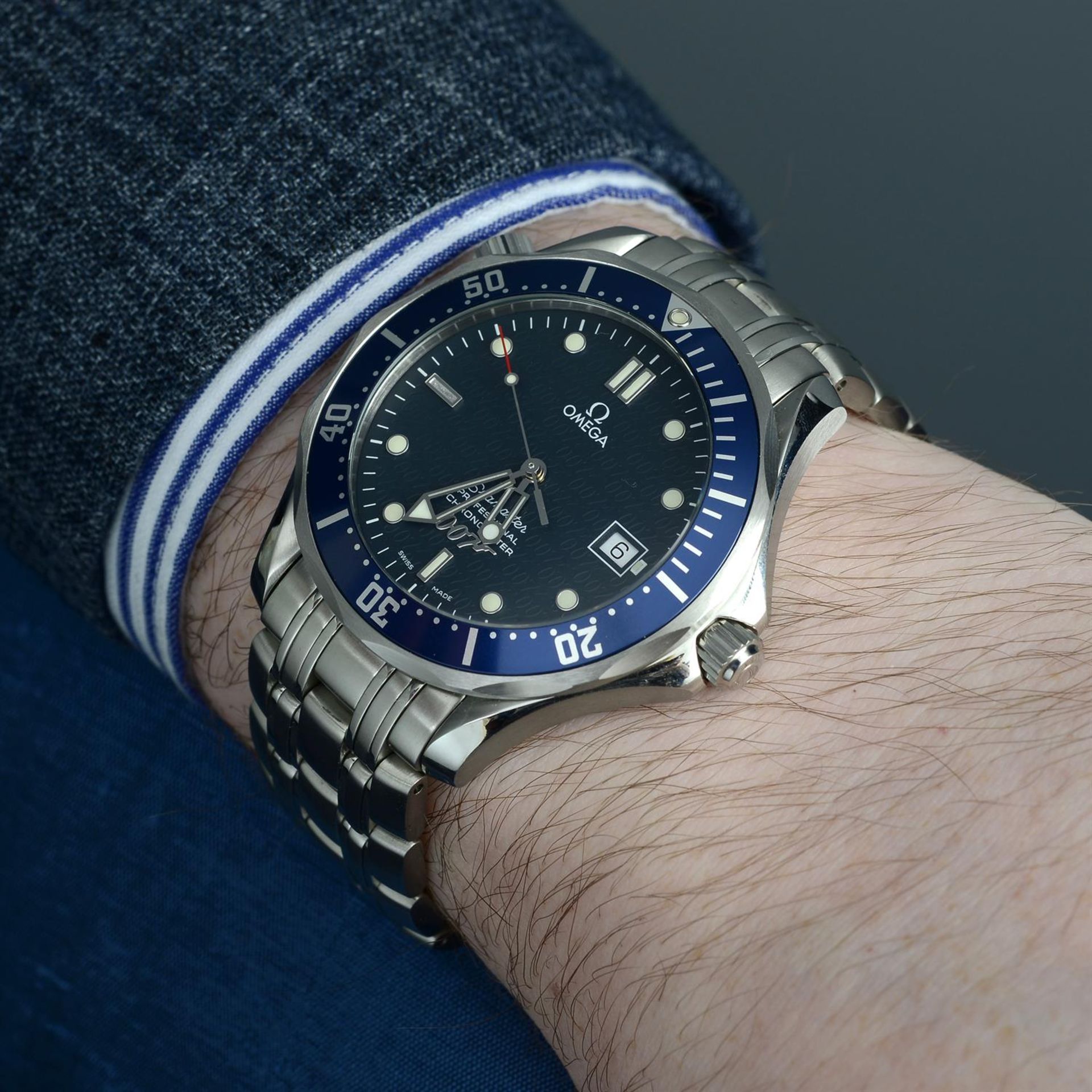 OMEGA - a limited edition stainless steel Seamaster 007 bracelet watch, 41mm. - Image 6 of 7