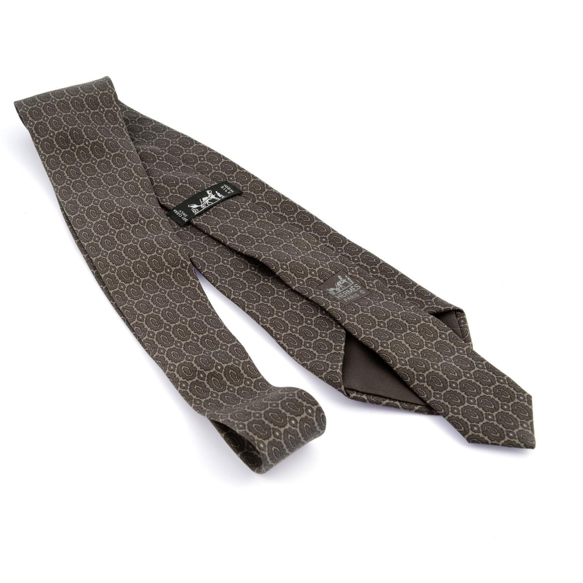HERMÈS - a light brown printed silk tie. - Image 2 of 2