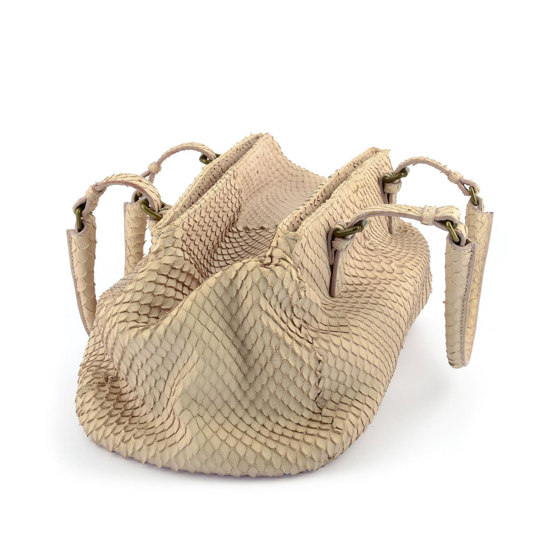 BOTTEGA VENETA - a beige Python leather handbag. - Bild 3 aus 6
