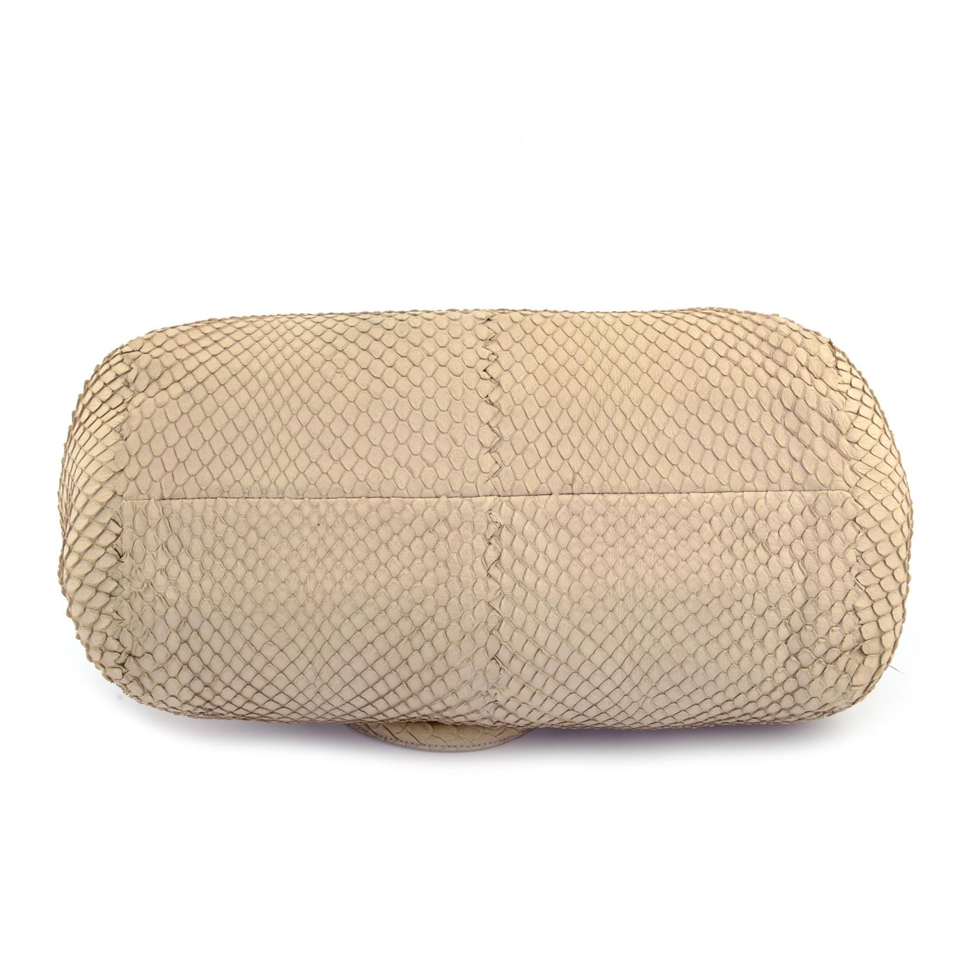 BOTTEGA VENETA - a beige Python leather handbag. - Bild 4 aus 6