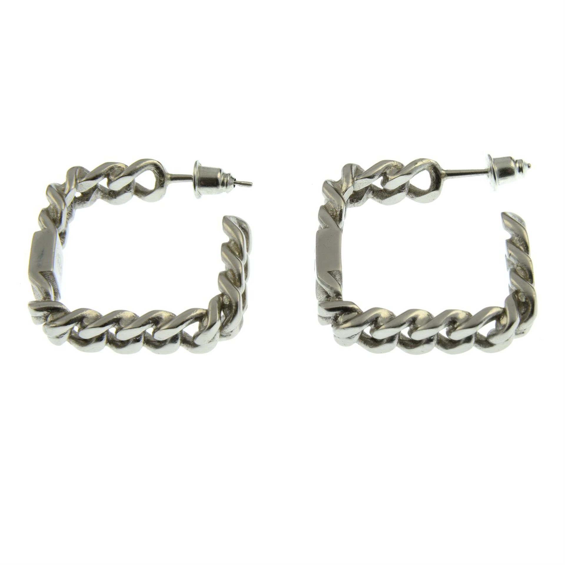 CHANEL - a pair of chain hoop earrings. - Image 2 of 4