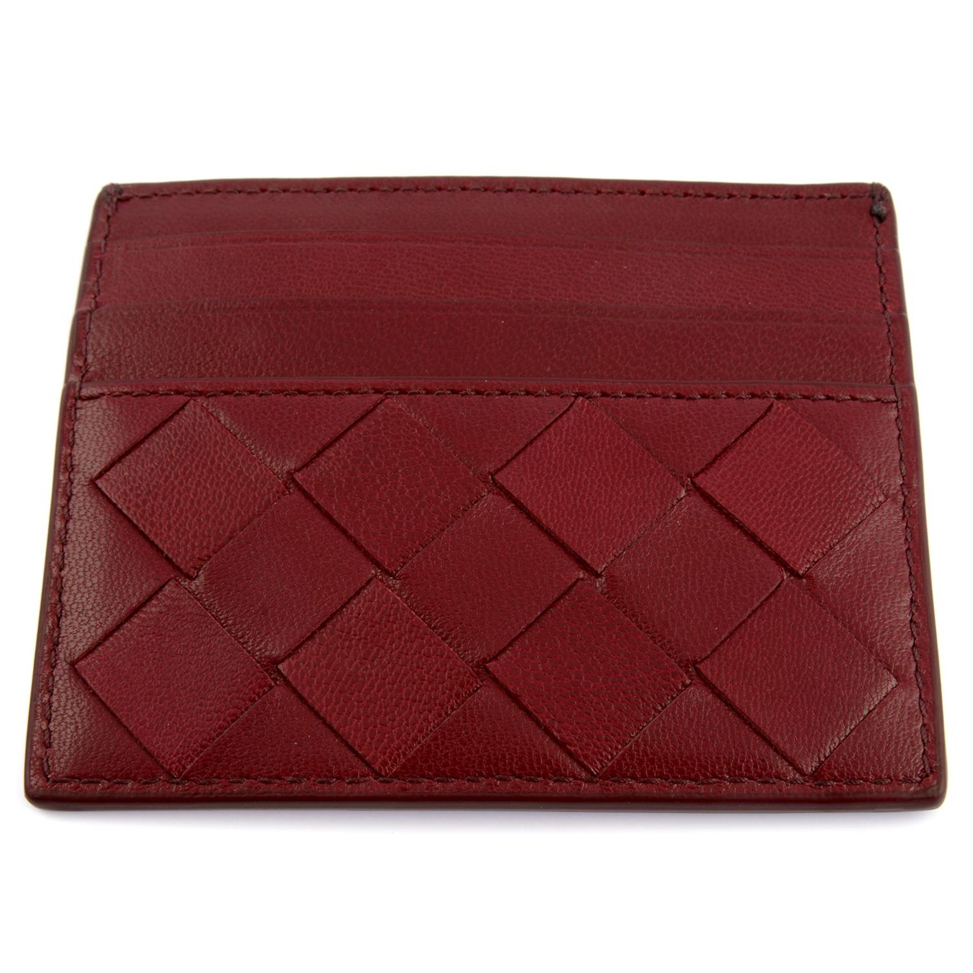 BOTTEGA VENETA - a burgundy leather card holder. - Bild 2 aus 3