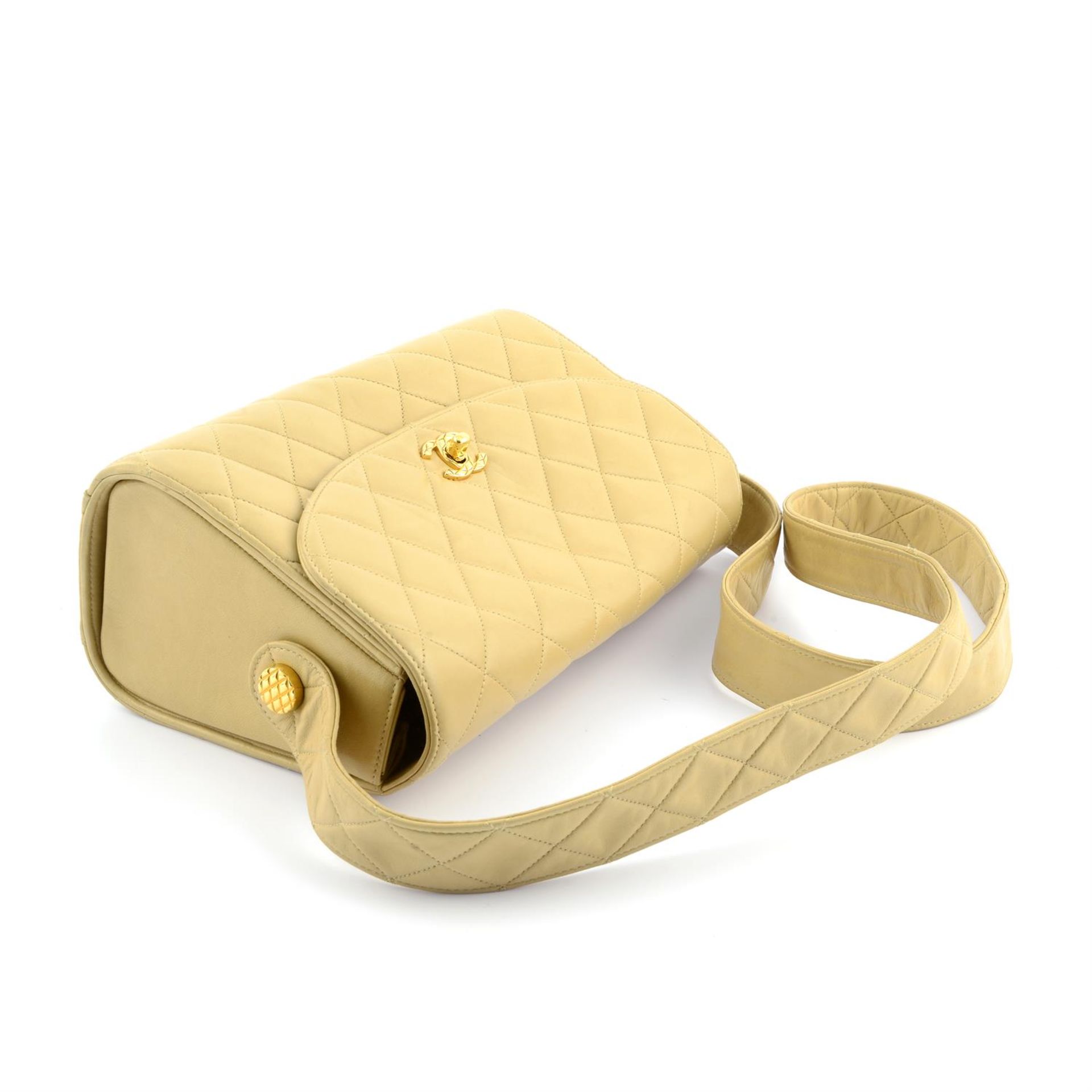CHANEL - a beige lambskin leather handbag. - Bild 3 aus 4