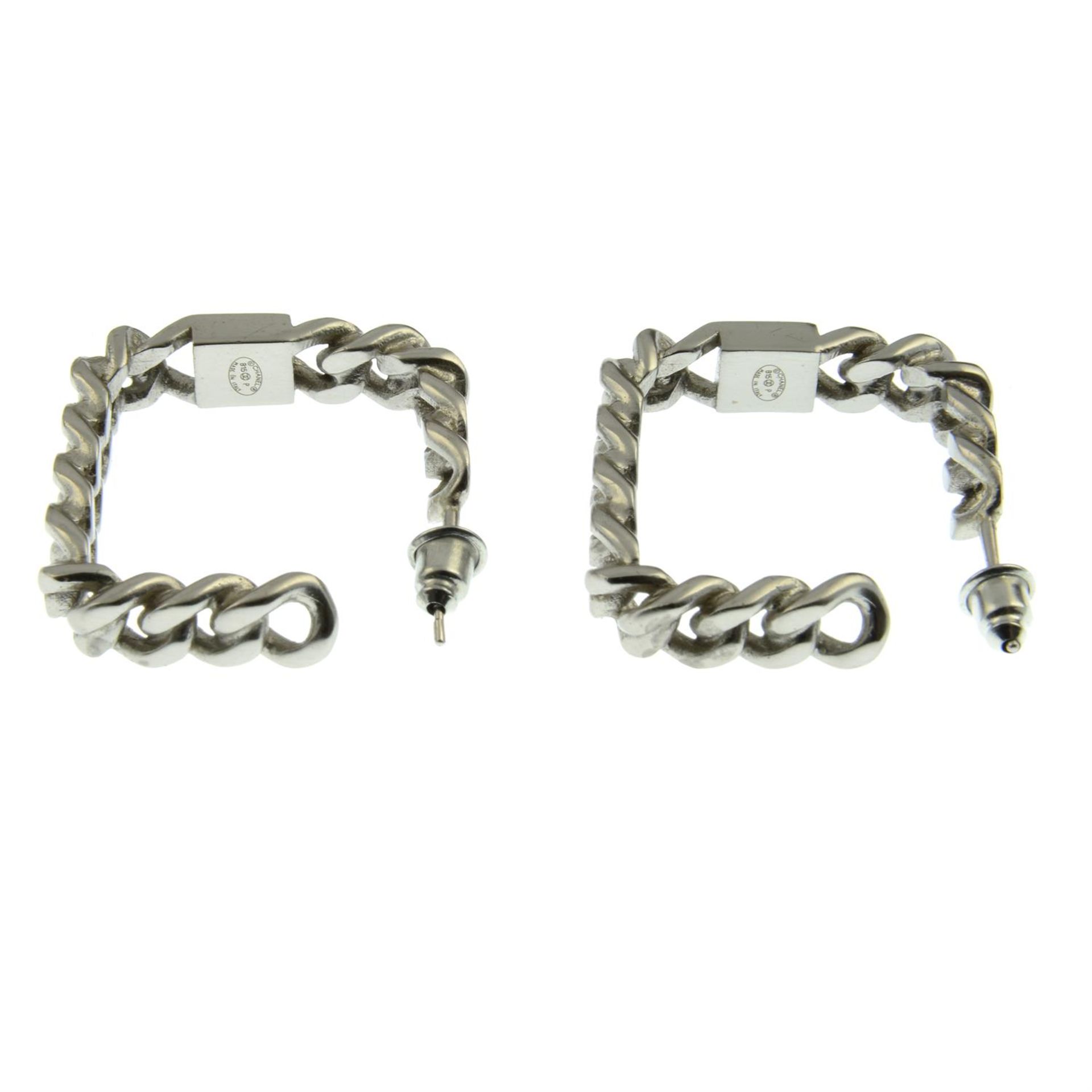 CHANEL - a pair of chain hoop earrings. - Image 3 of 4