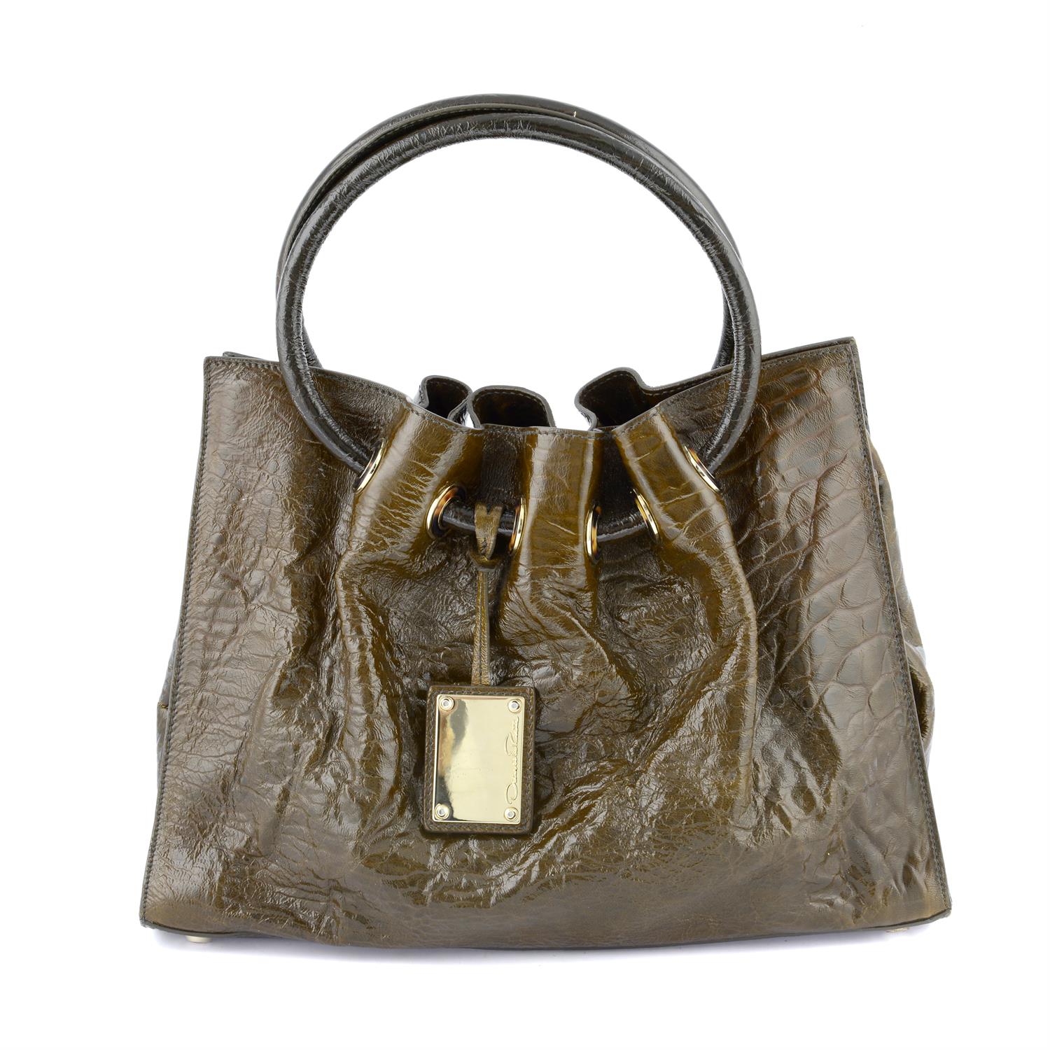 OSCAR DE LA RENTA - a brown patent leather handbag.