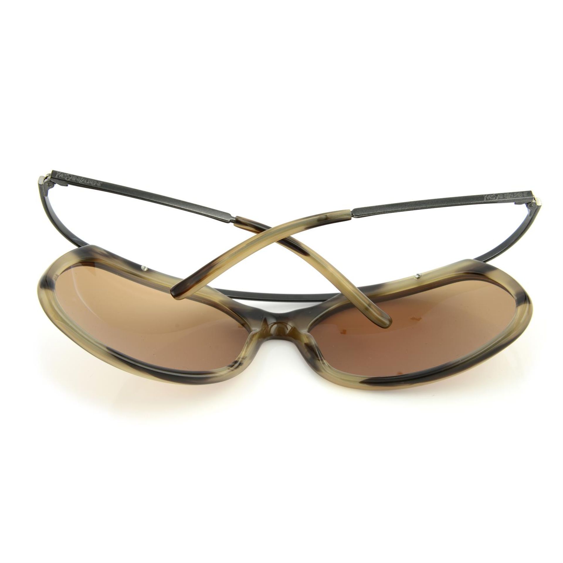 YVES SAINT LAURENT - a pair of sunglasses. - Bild 2 aus 3