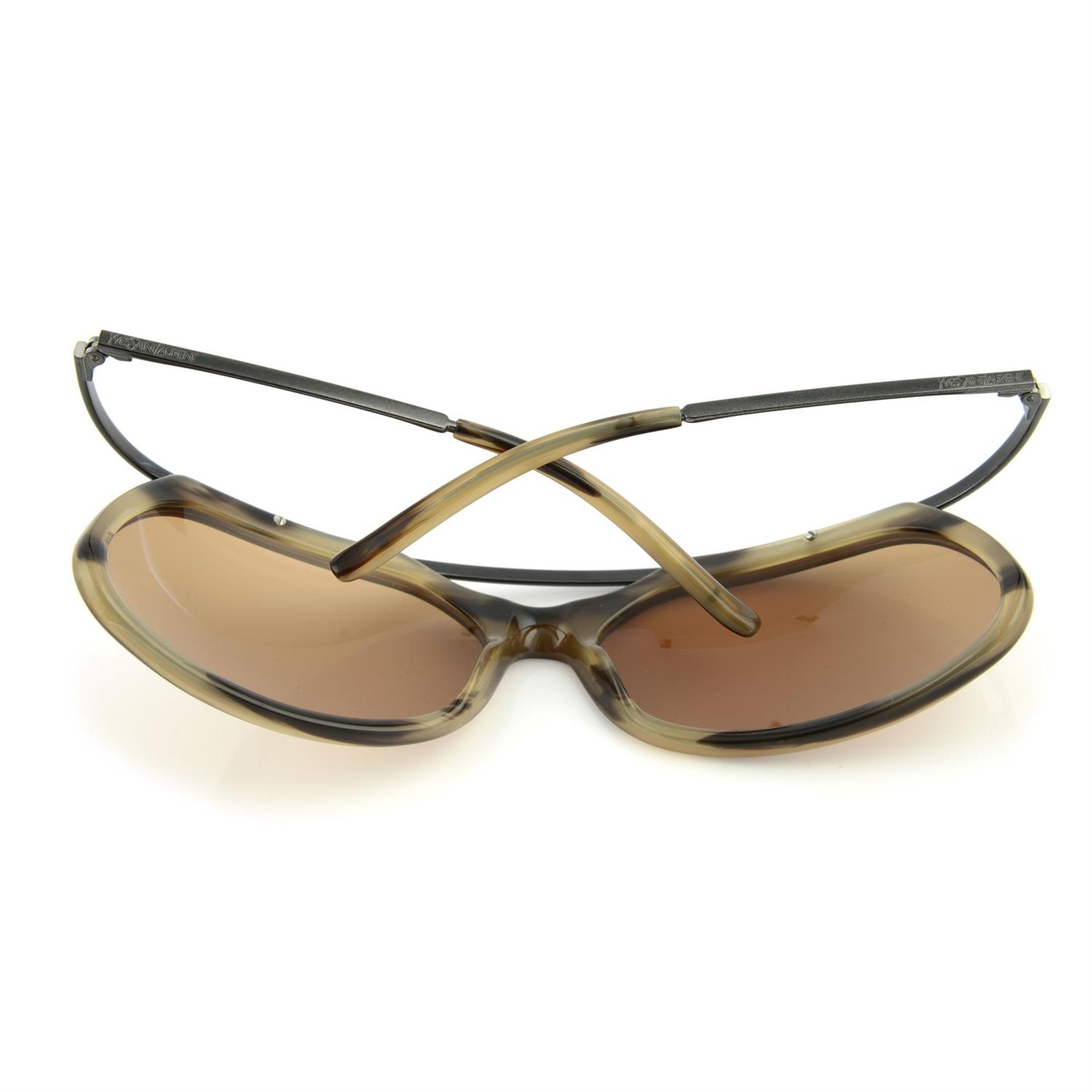 YVES SAINT LAURENT - a pair of sunglasses. - Image 2 of 3