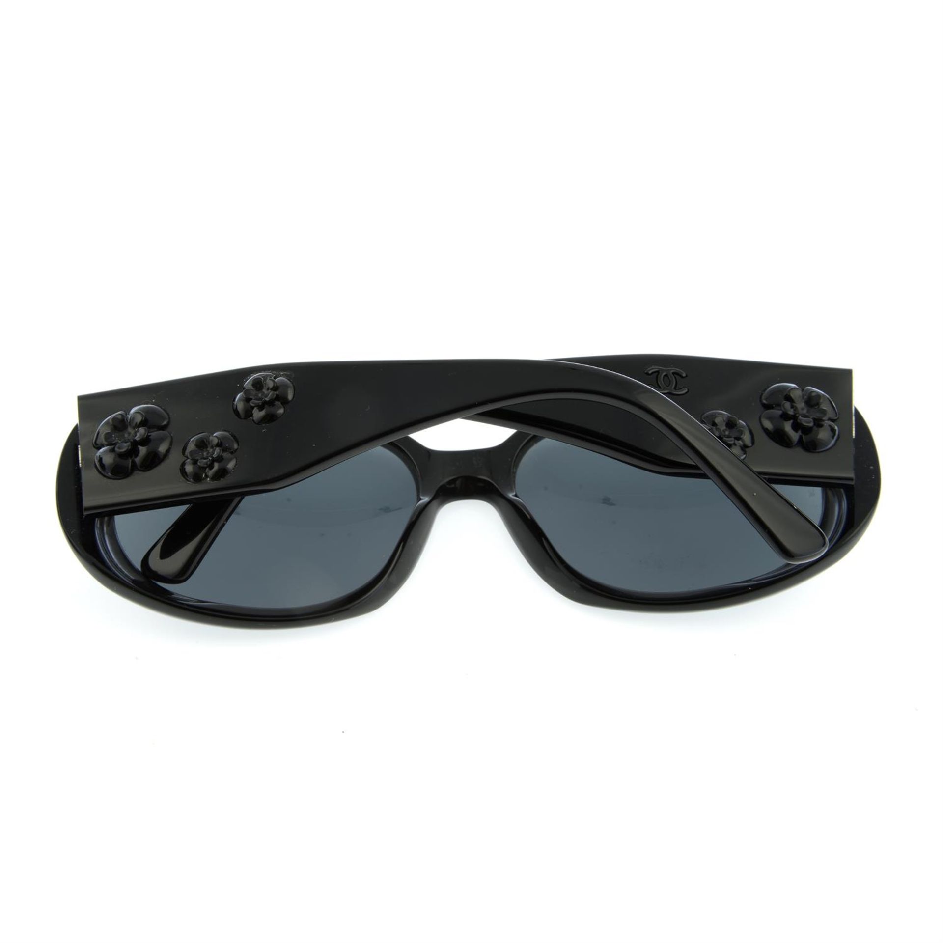 CHANEL - a pair of sunglasses. - Image 2 of 3