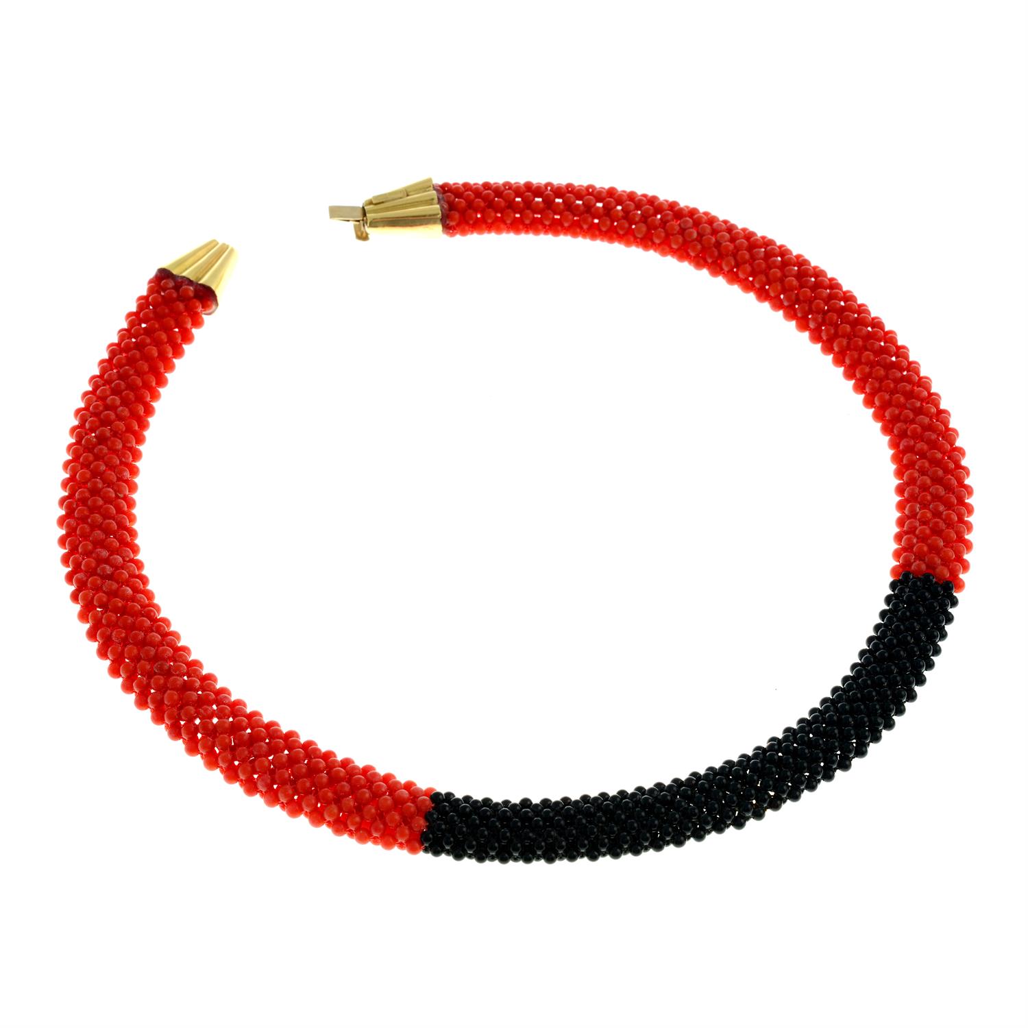 A coral and onyx bead necklace. - Bild 2 aus 2