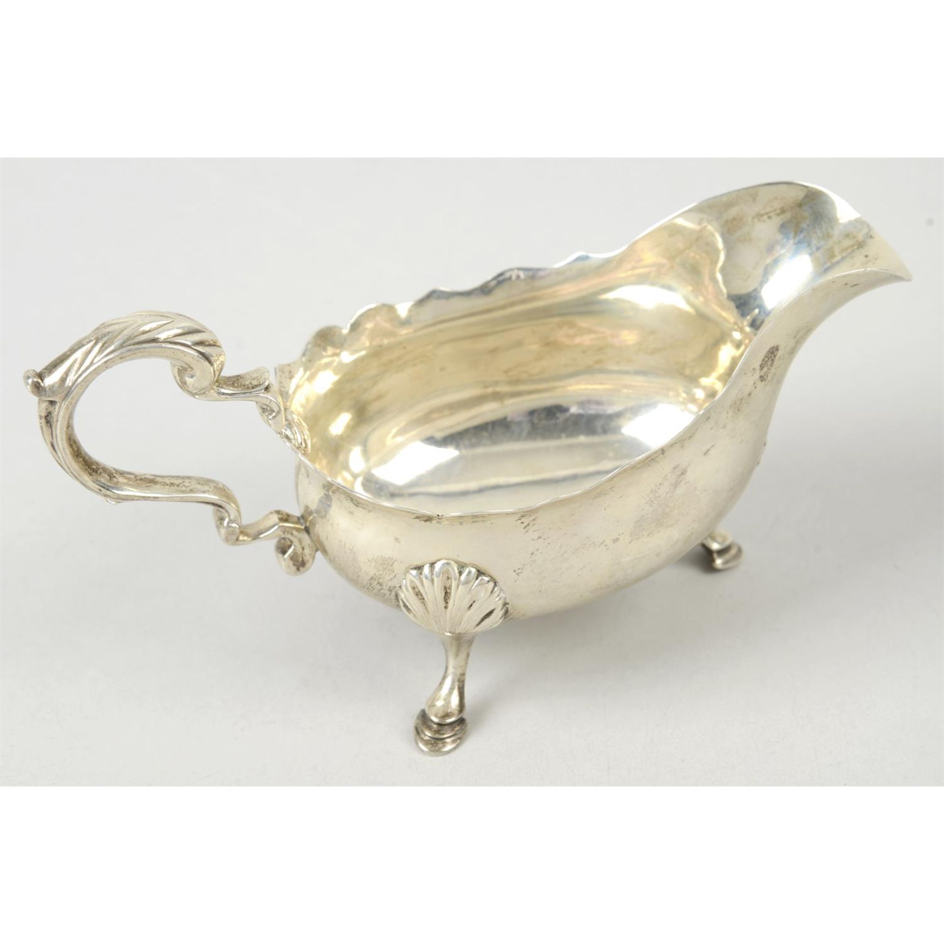 An early George III silver sauce boat. - Bild 2 aus 3