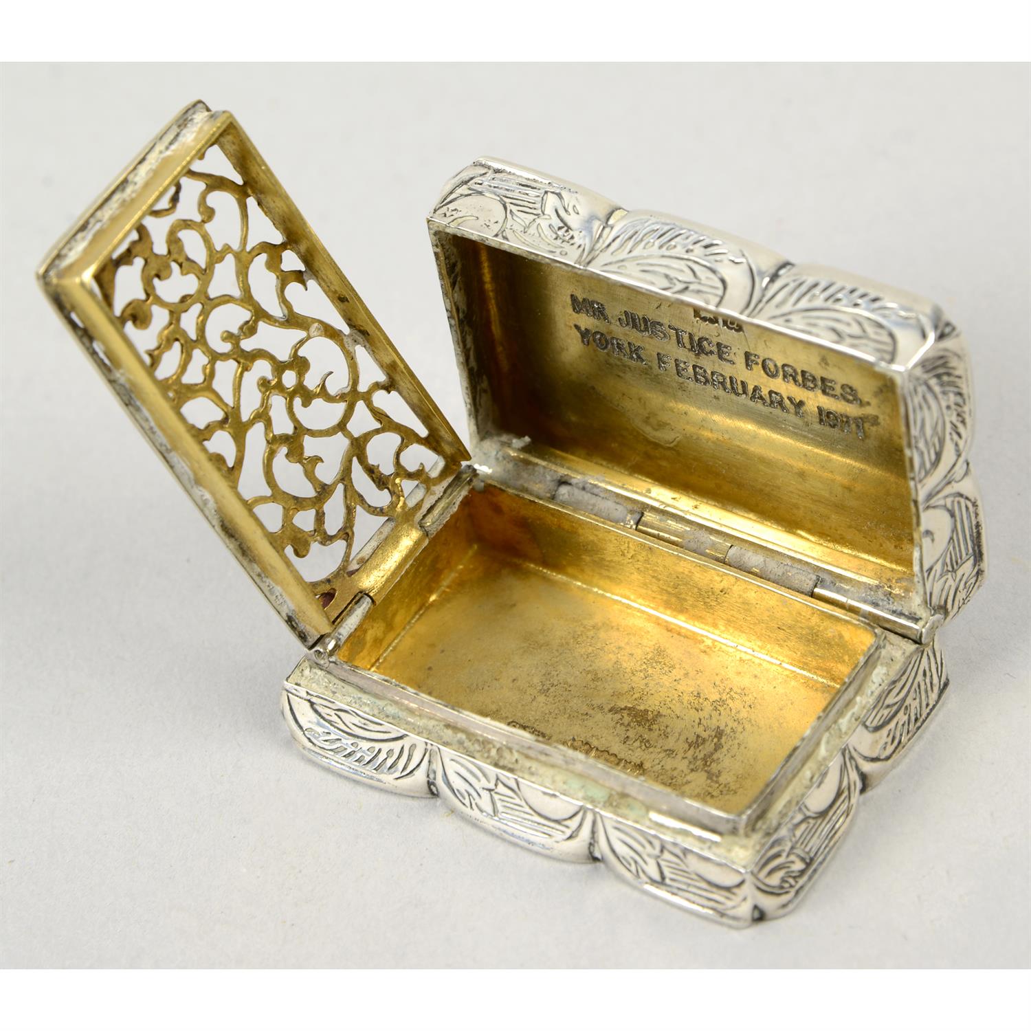 A small selection of novelty items, to include a silver vinaigrette, a silver heart shaped box, - Image 3 of 4