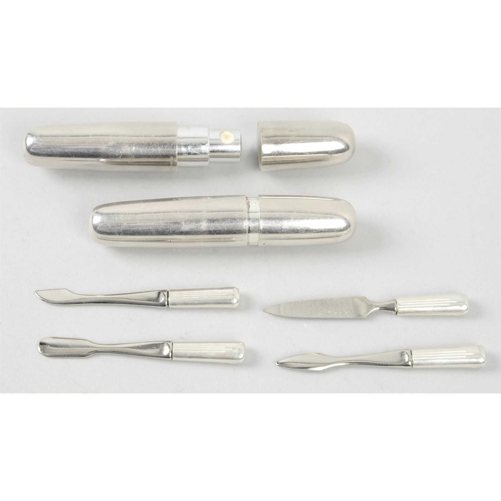 A modern silver cased perfume atomiser; together with a silver cased manicure set. (2). - Bild 3 aus 3