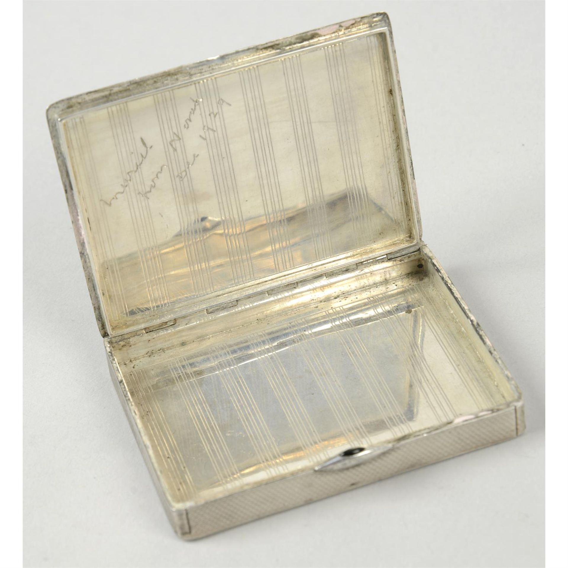 A 1920's silver import cigarette case. - Bild 2 aus 3