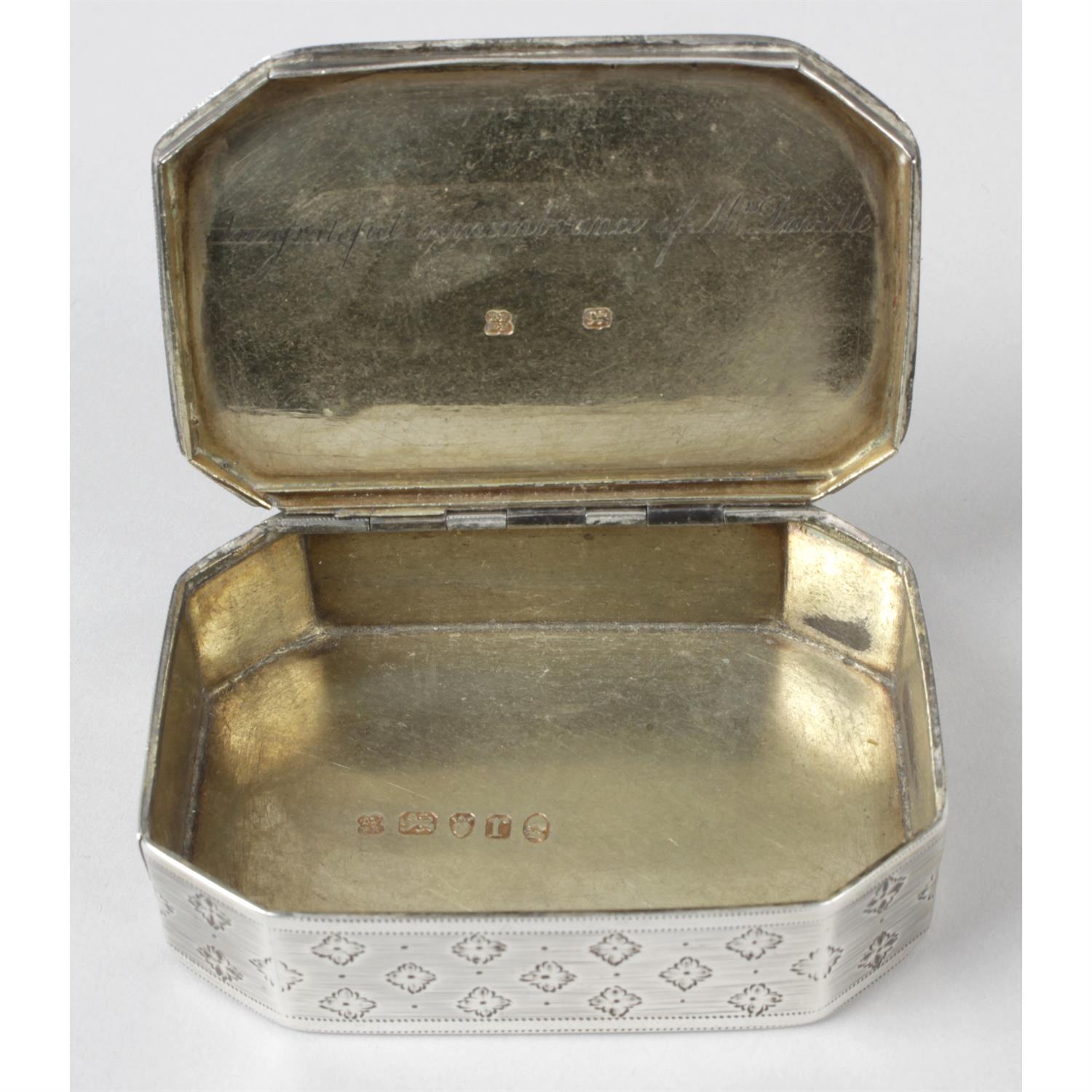 A George III silver snuff box. - Image 3 of 4