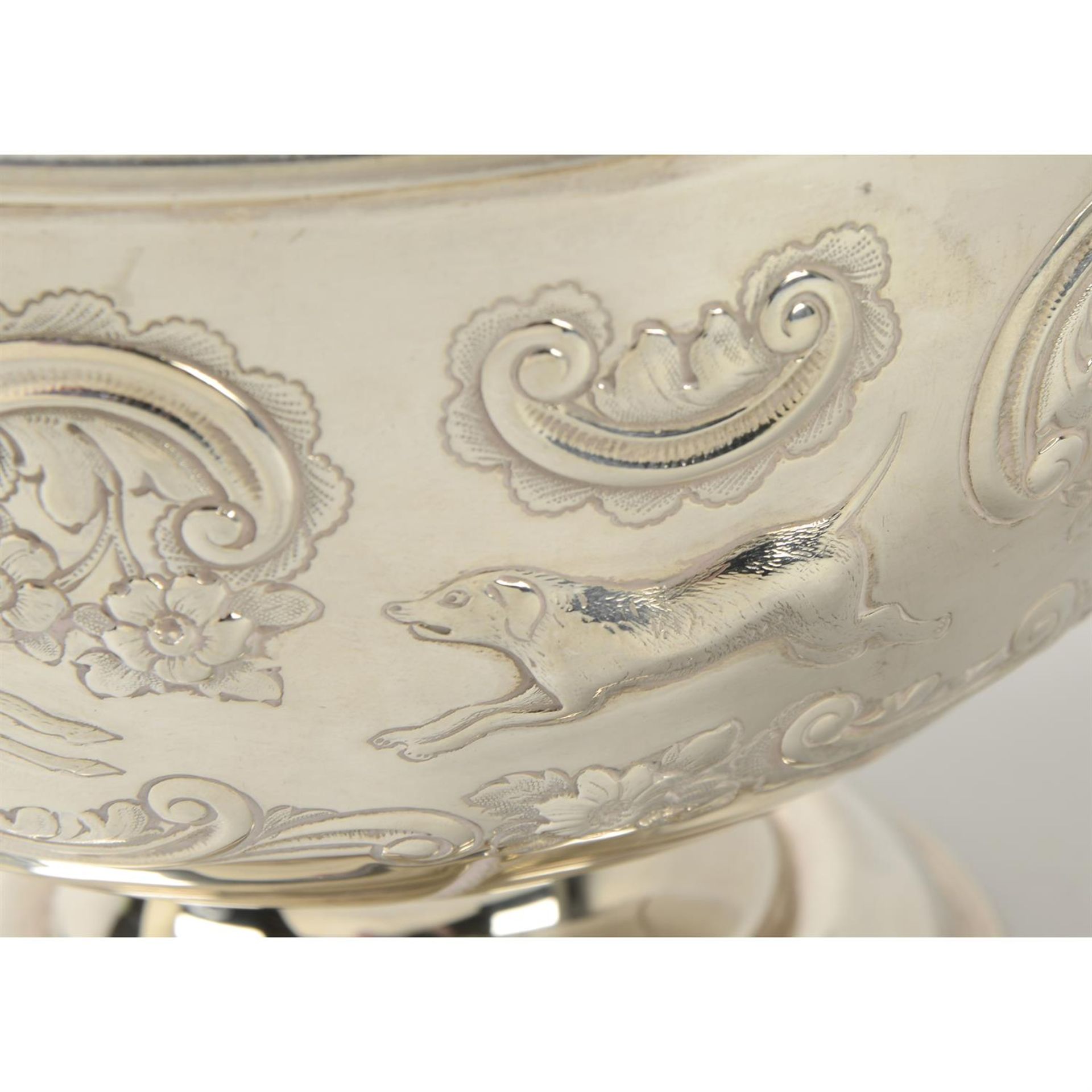 An Edwardian silver embossed pedestal bowl. - Bild 2 aus 3