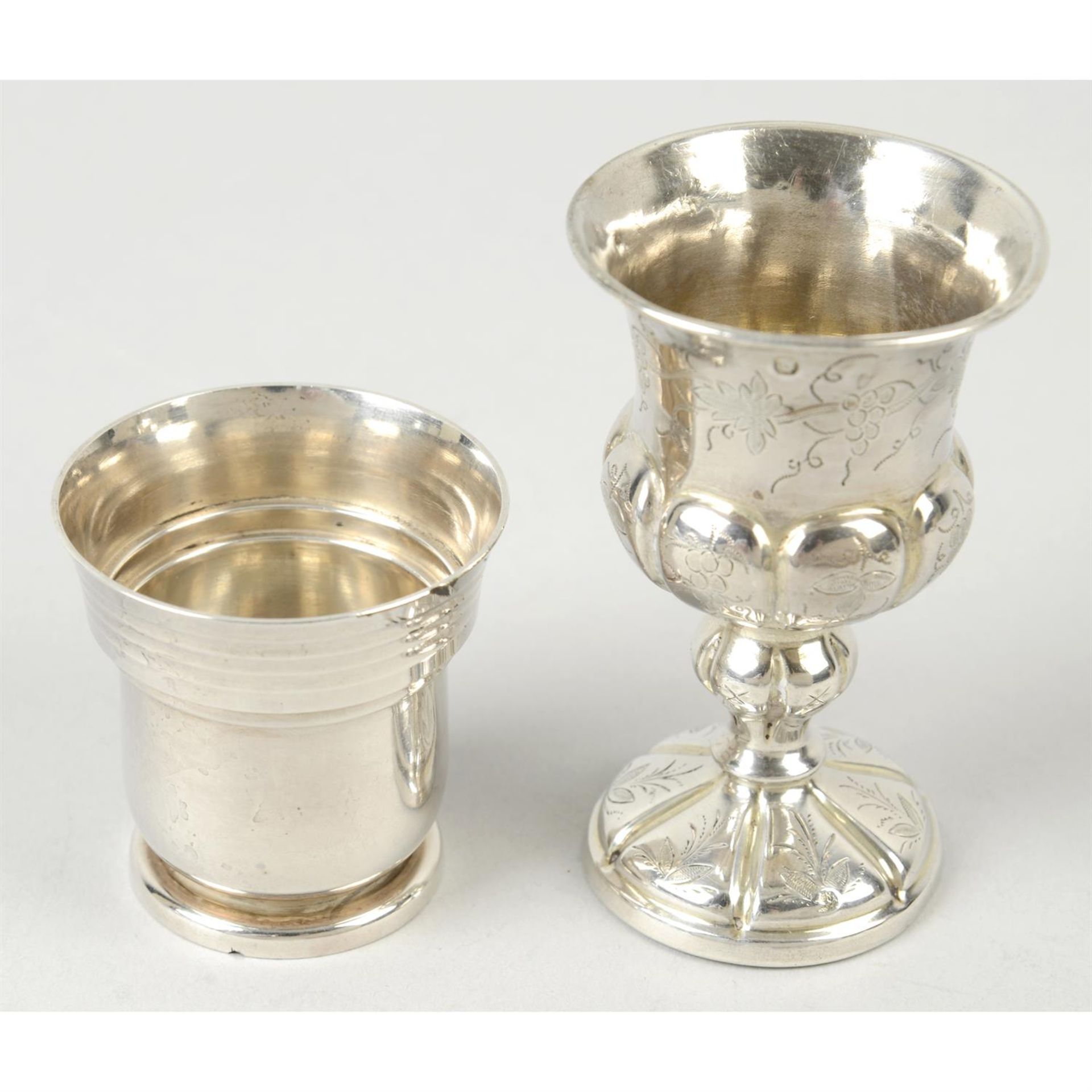 Two 19th century French silver beakers; together with two smaller cups. (4). - Bild 4 aus 5