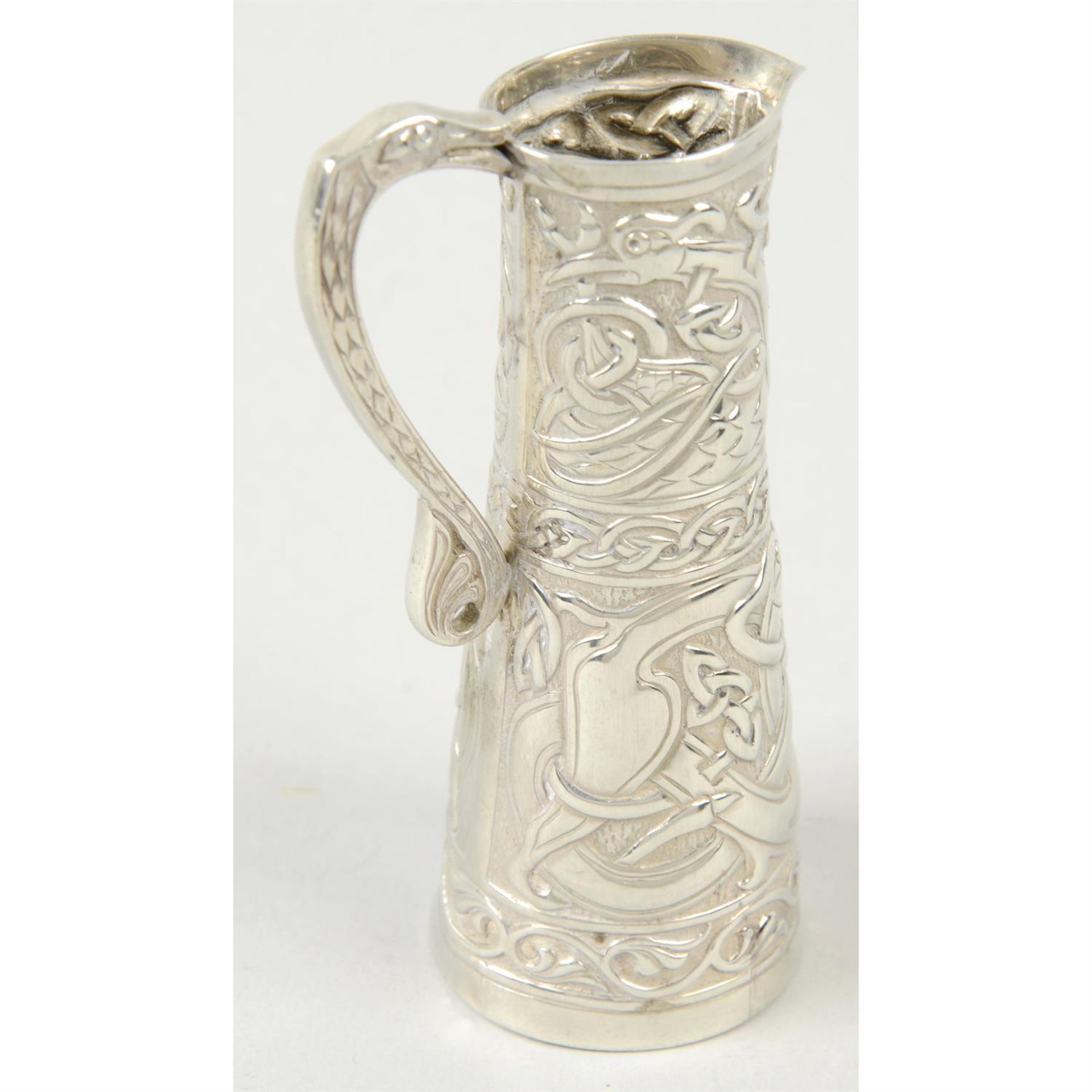 An Edwardian silver cream jug with Celtic motif decoration. - Bild 2 aus 3