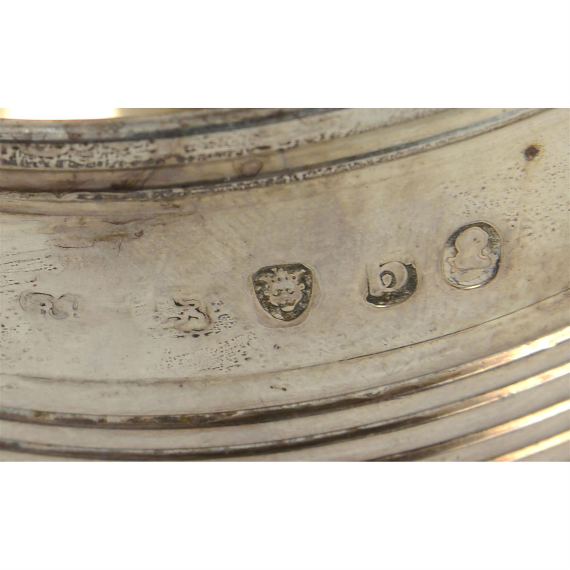 A late George III silver christening mug; together with a similar smaller example. (2). - Bild 2 aus 3