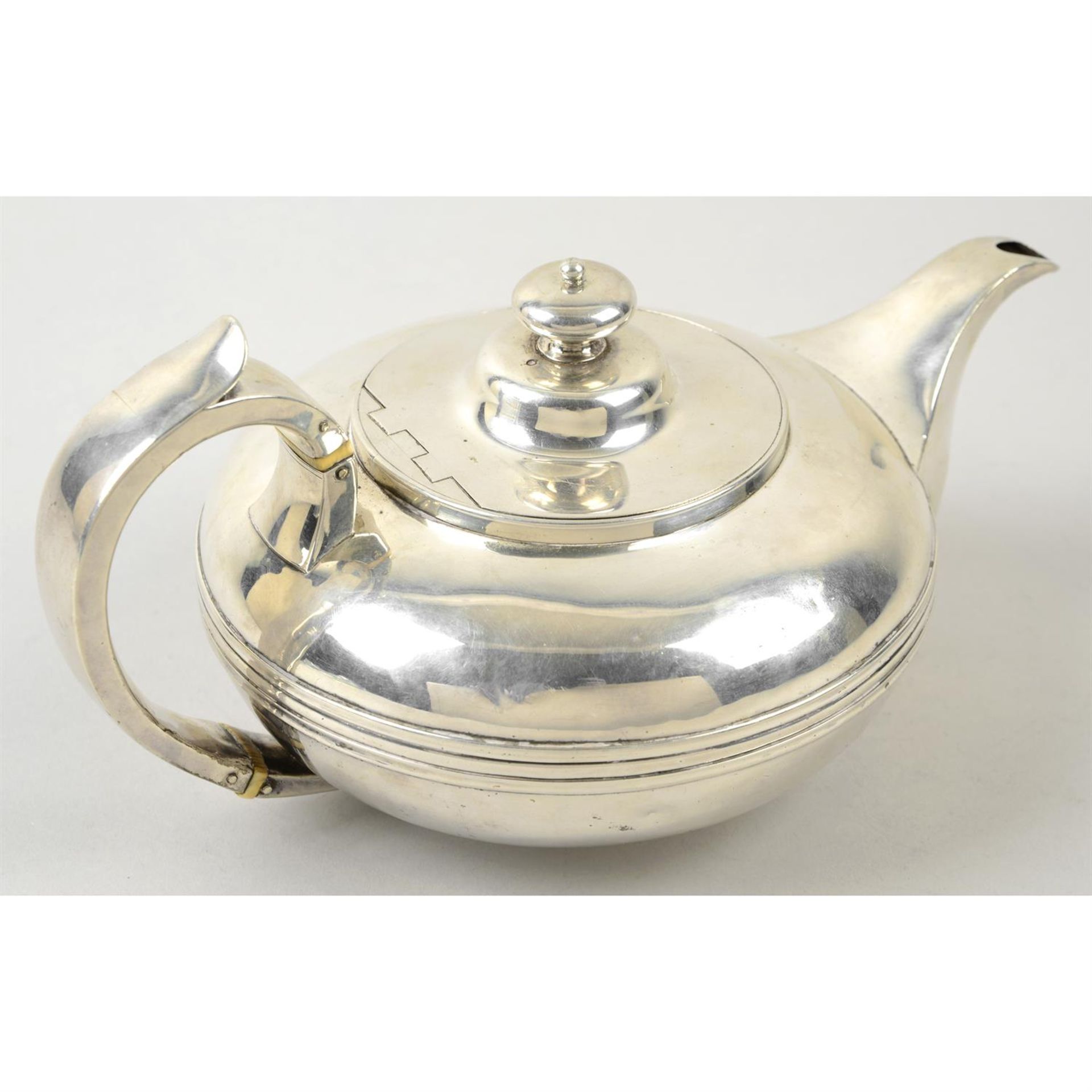 A George IV Irish silver teapot. - Bild 2 aus 3