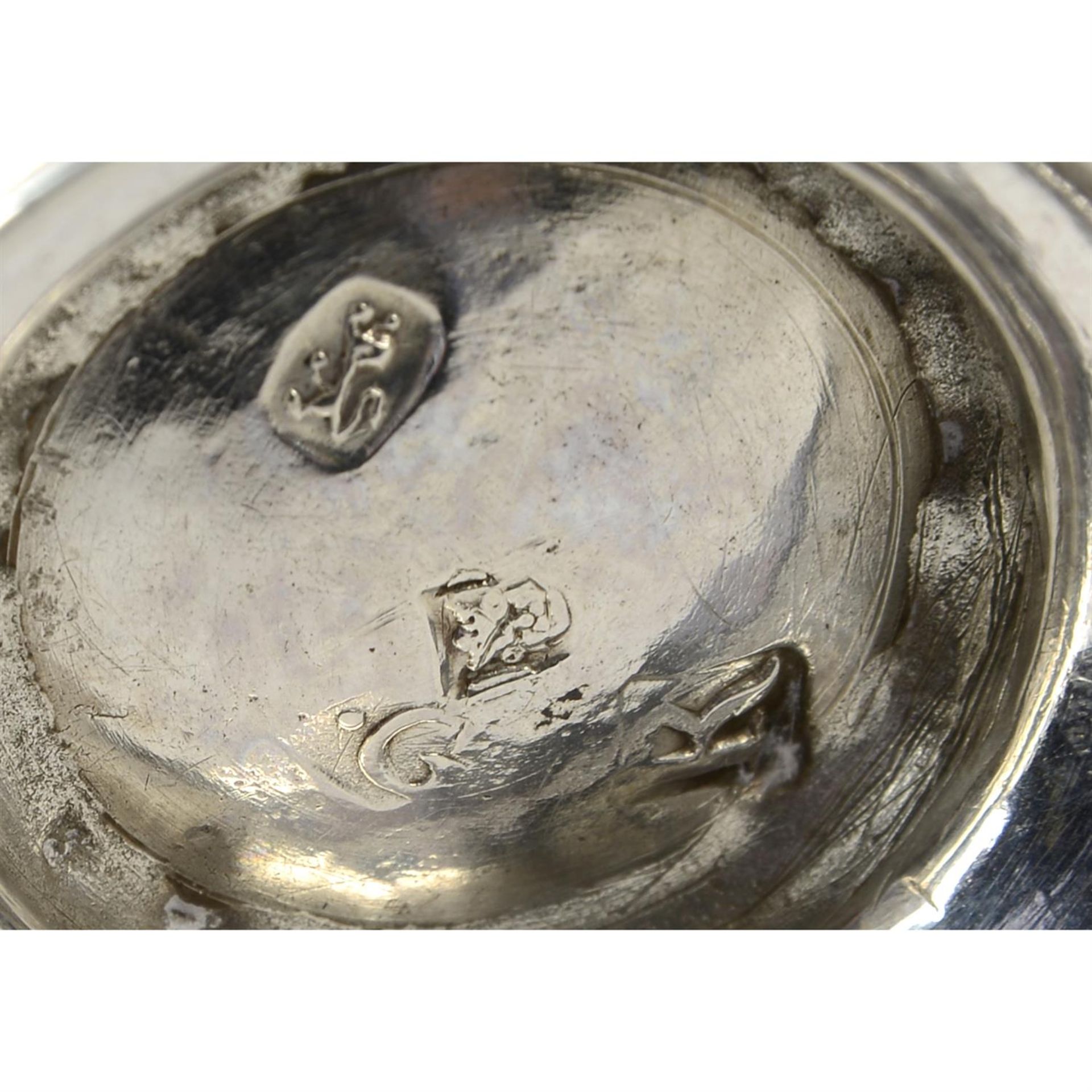 A George I silver pepper pot with bun top. - Bild 2 aus 2
