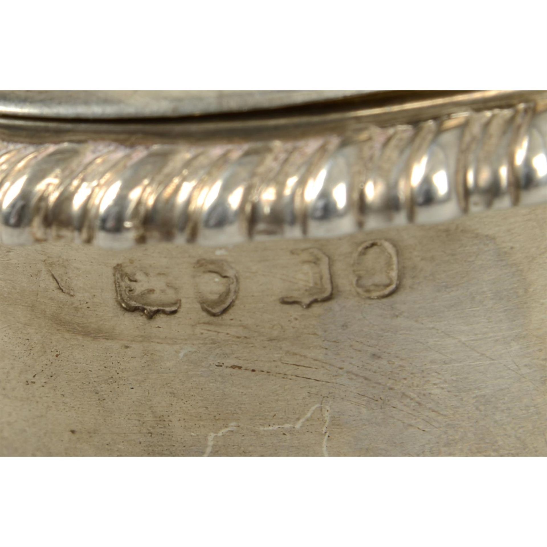 A George IV silver mustard pot; together with four pierced open salts (all missing glass liners). - Bild 2 aus 5