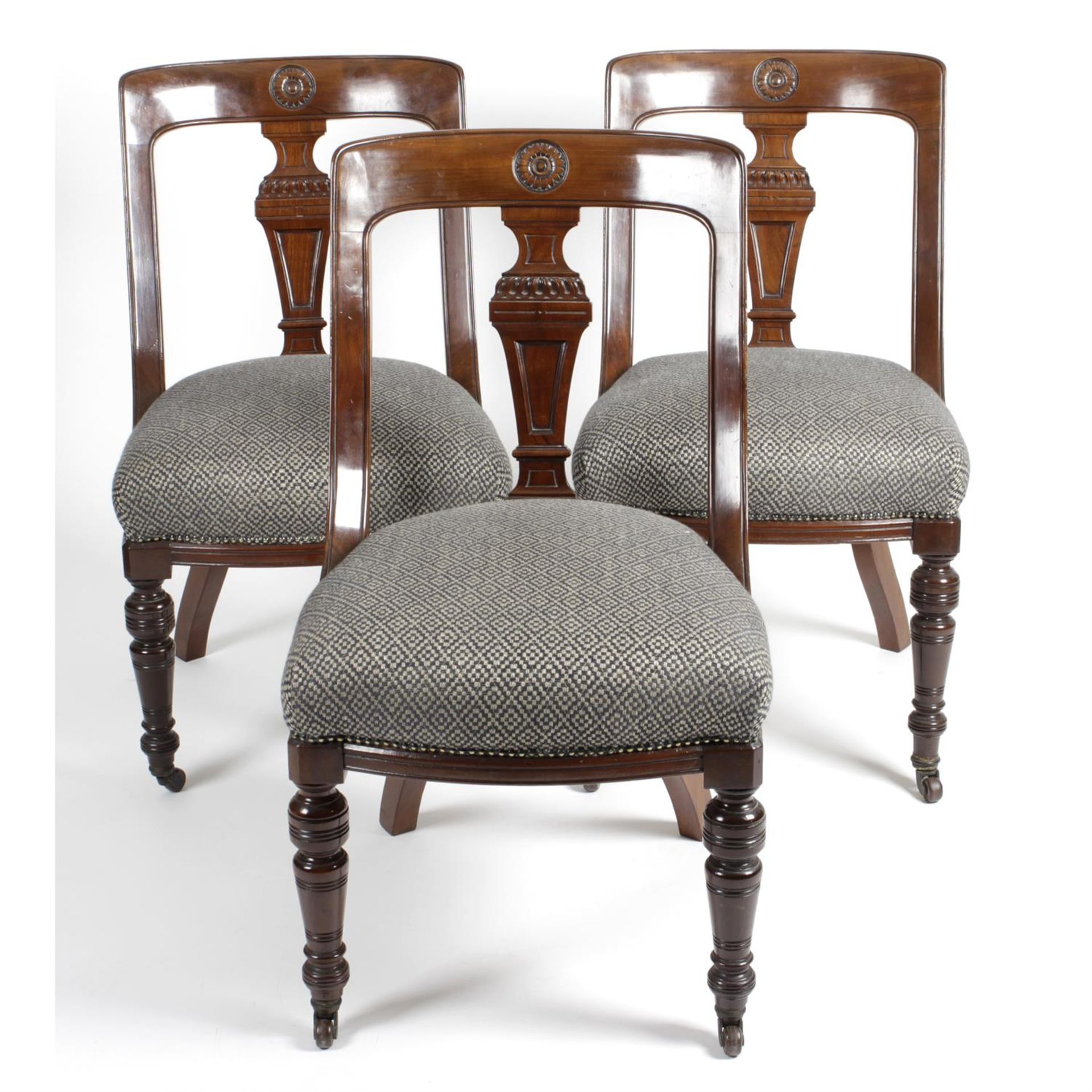 A Victorian mahogany extending dining room table with six dining room chairs.