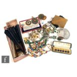 A small parcel lot of costume jewellery with a white metal hair comb, a cased silver plated