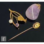 A 9ct hallmarked amethyst and cultured pearl wishbone brooch, weight 3.3g, with a 9ct stick pin