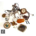A small parcel lot of assorted jewellery to include Victorian gilt metal stone set brooches, a
