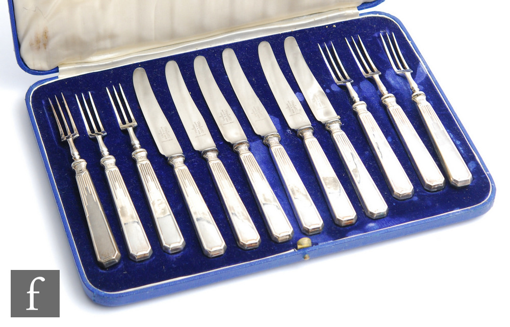 Walker & Hall - A cased set of six Art Deco hallmarked silver handled fruit knives and forks