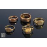 Six assorted 9ct rings to include signet and wedding examples, total weight 25.5g, various sizes and