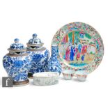 A small collection of Chinese porcelain items, to include a famille rose cricket box with 'Jian