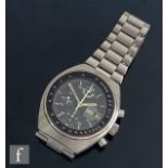 A gentleman's stainless steel Omega Speedmaster Automatic wrist watch ref 176.0012, with 24 hour